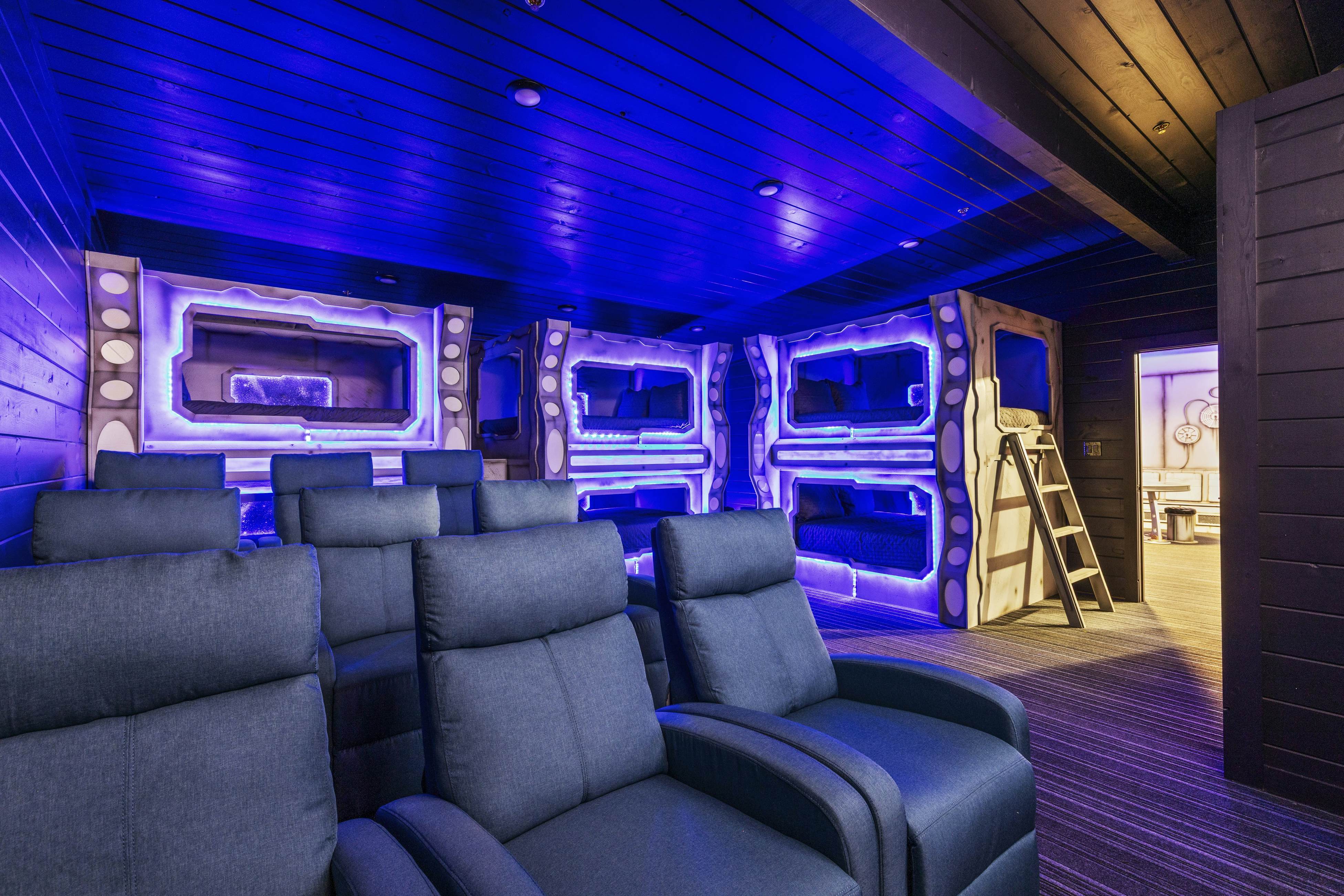 Movie Fanatic Home, Sleep 28・Hot Tub・Theater・Games