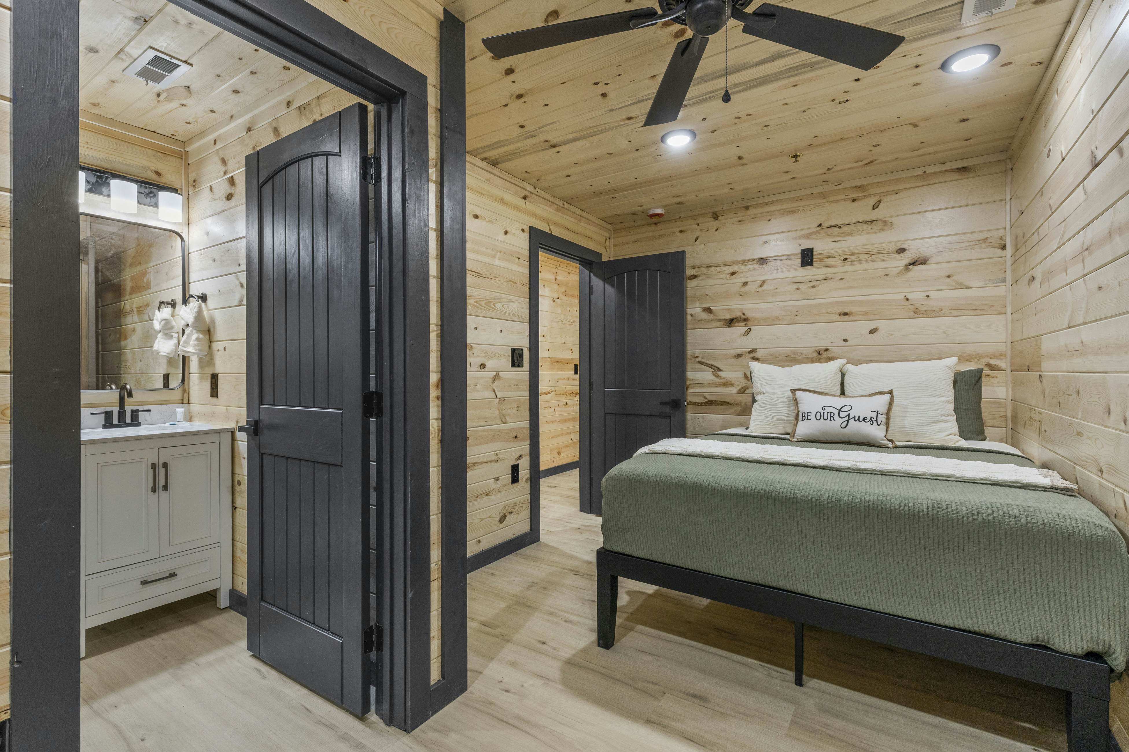 Movie Fanatic Home, Sleep 28・Hot Tub・Theater・Games