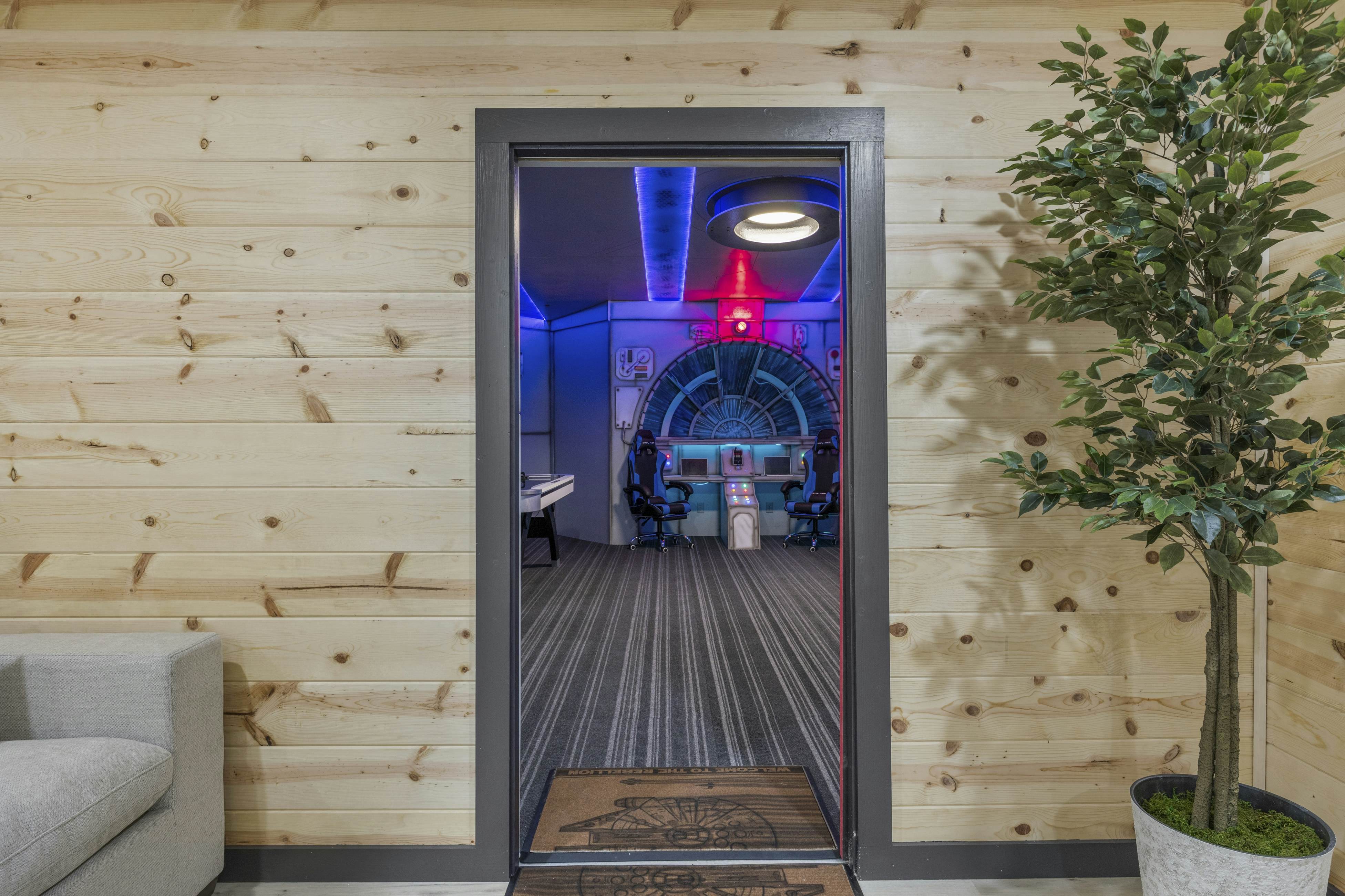 Movie Fanatic Home, Sleep 28・Hot Tub・Theater・Games