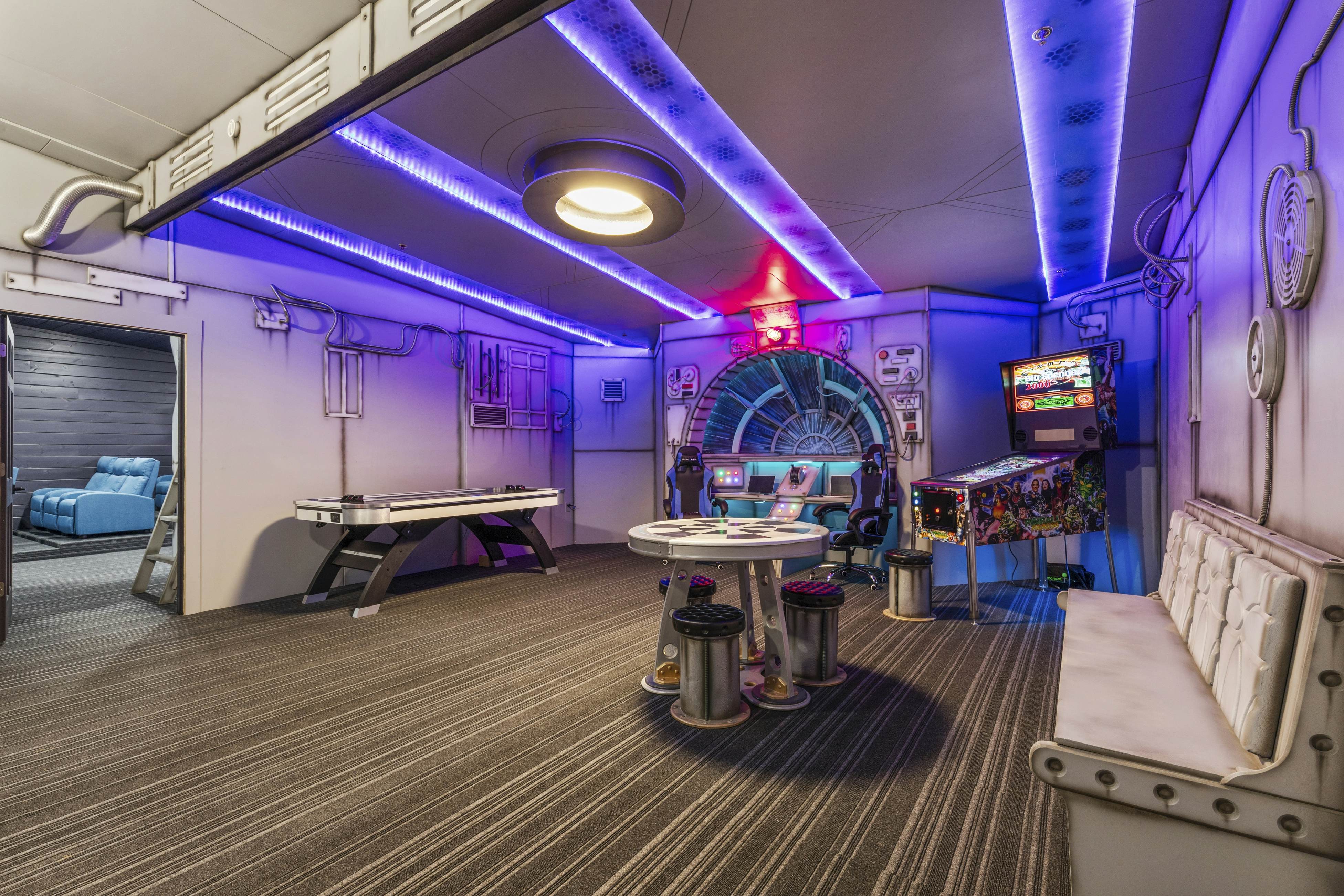 Movie Fanatic Home, Sleep 28・Hot Tub・Theater・Games