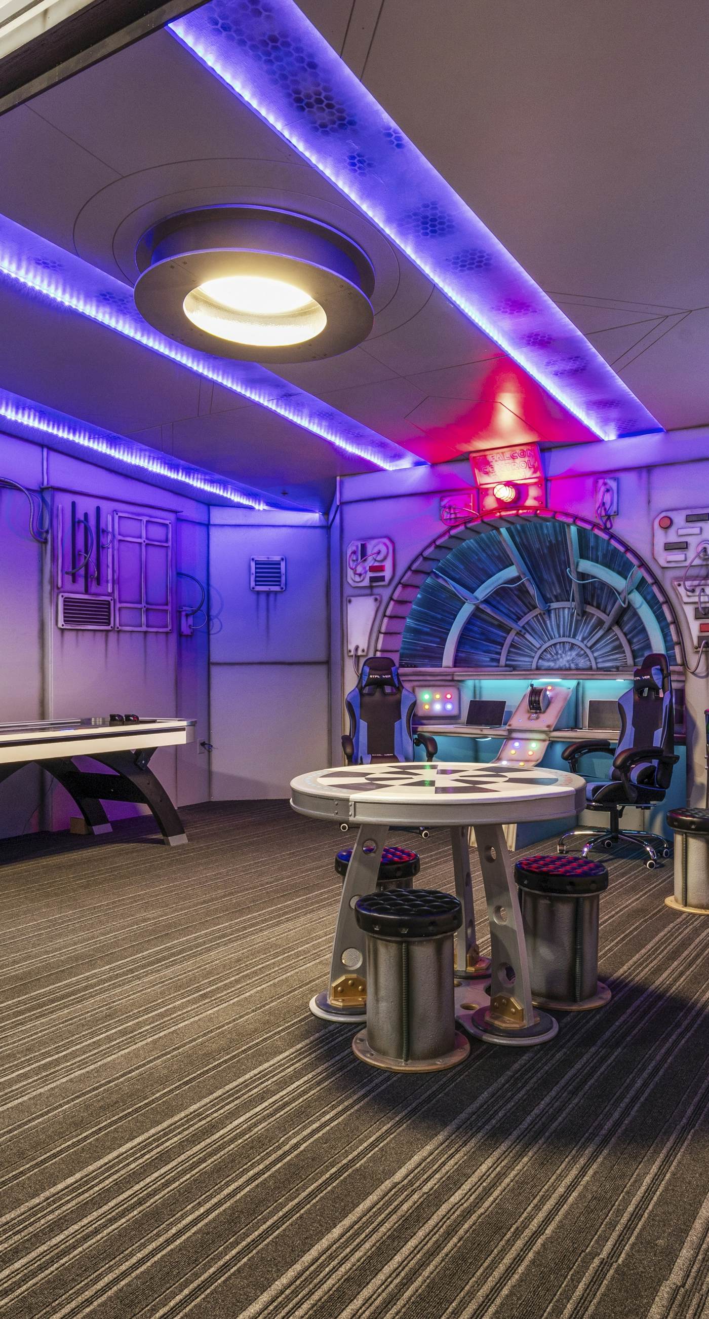 Movie Fanatic Home, Sleep 28, Hot Tub, Theater, Games