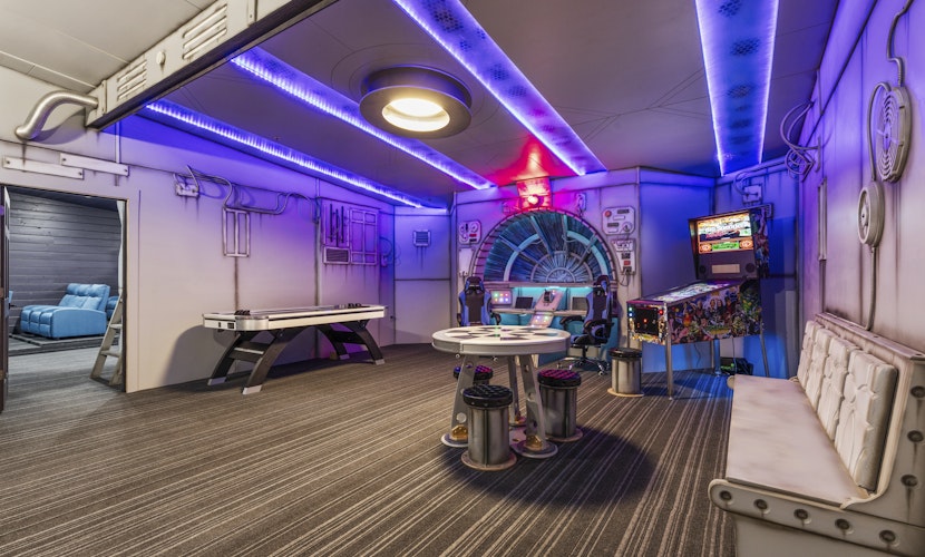 Movie Fanatic Home, Sleep 28・Hot Tub・Theater・Games