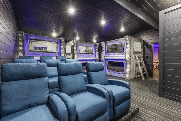 Movie Fanatic Home, Sleep 28・Hot Tub・Theater・Games