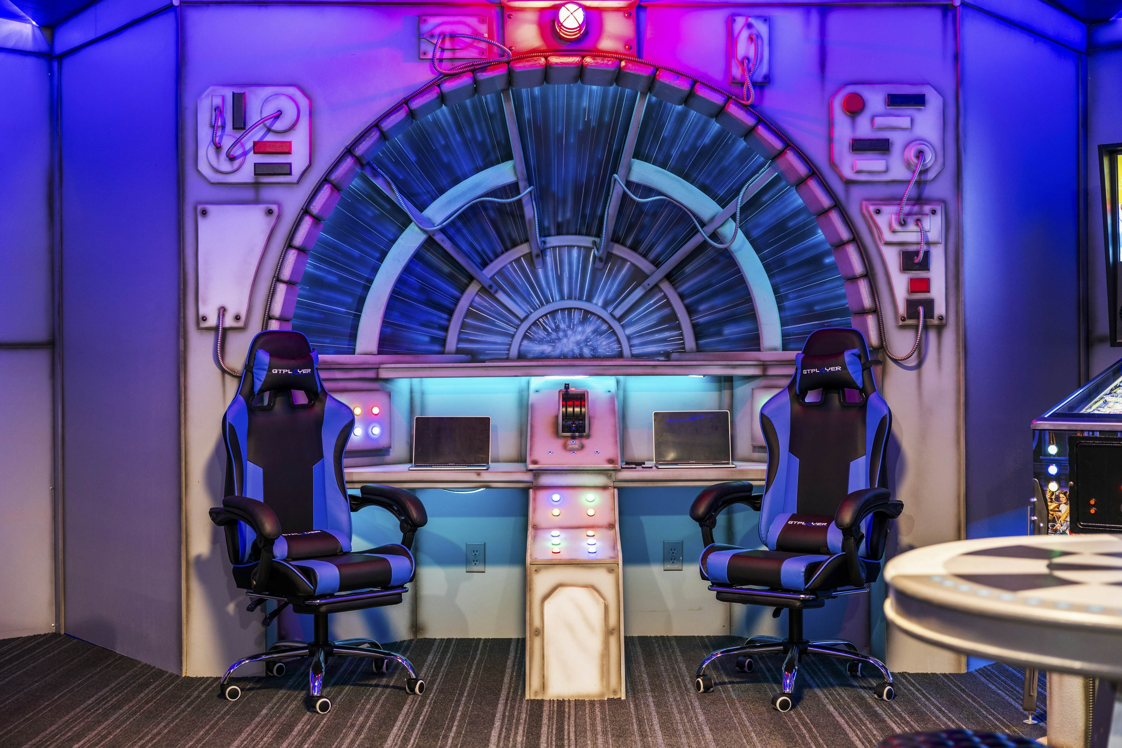 Movie Fanatic Home, Sleep 28・Hot Tub・Theater・Games