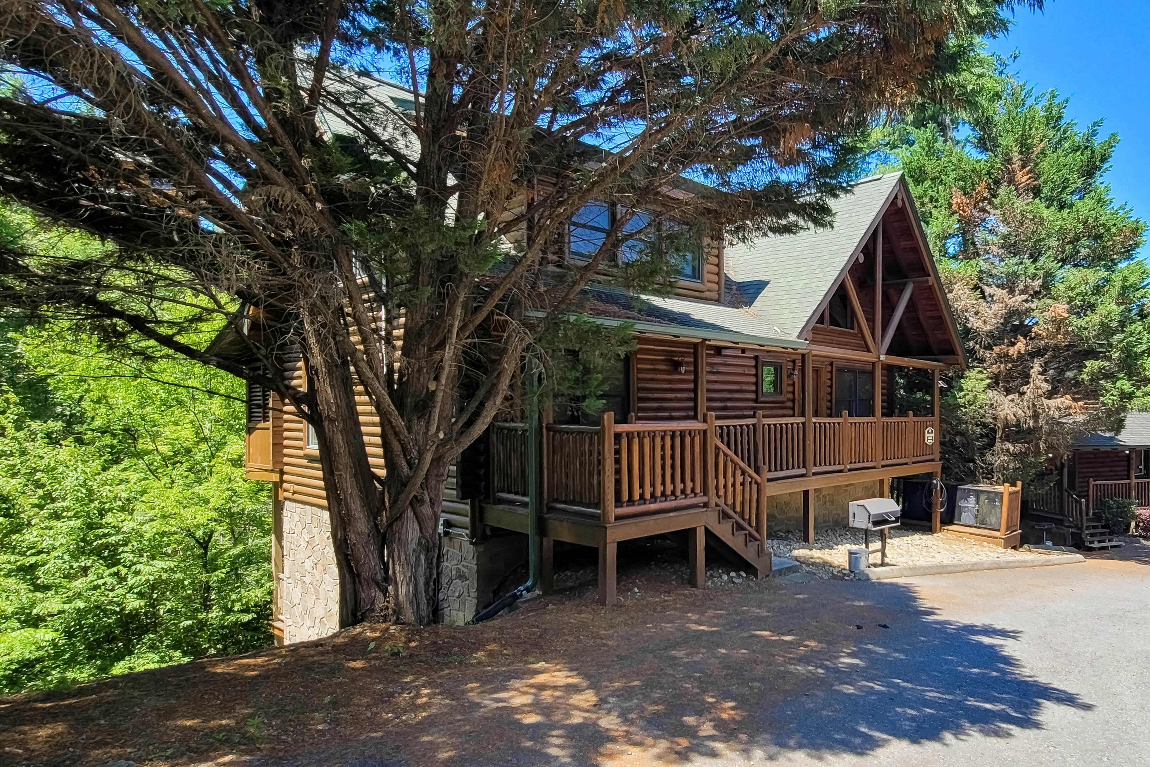 Spacious cabin w/ hot tub, game room, and fireplace-near Pigeon Forge fun