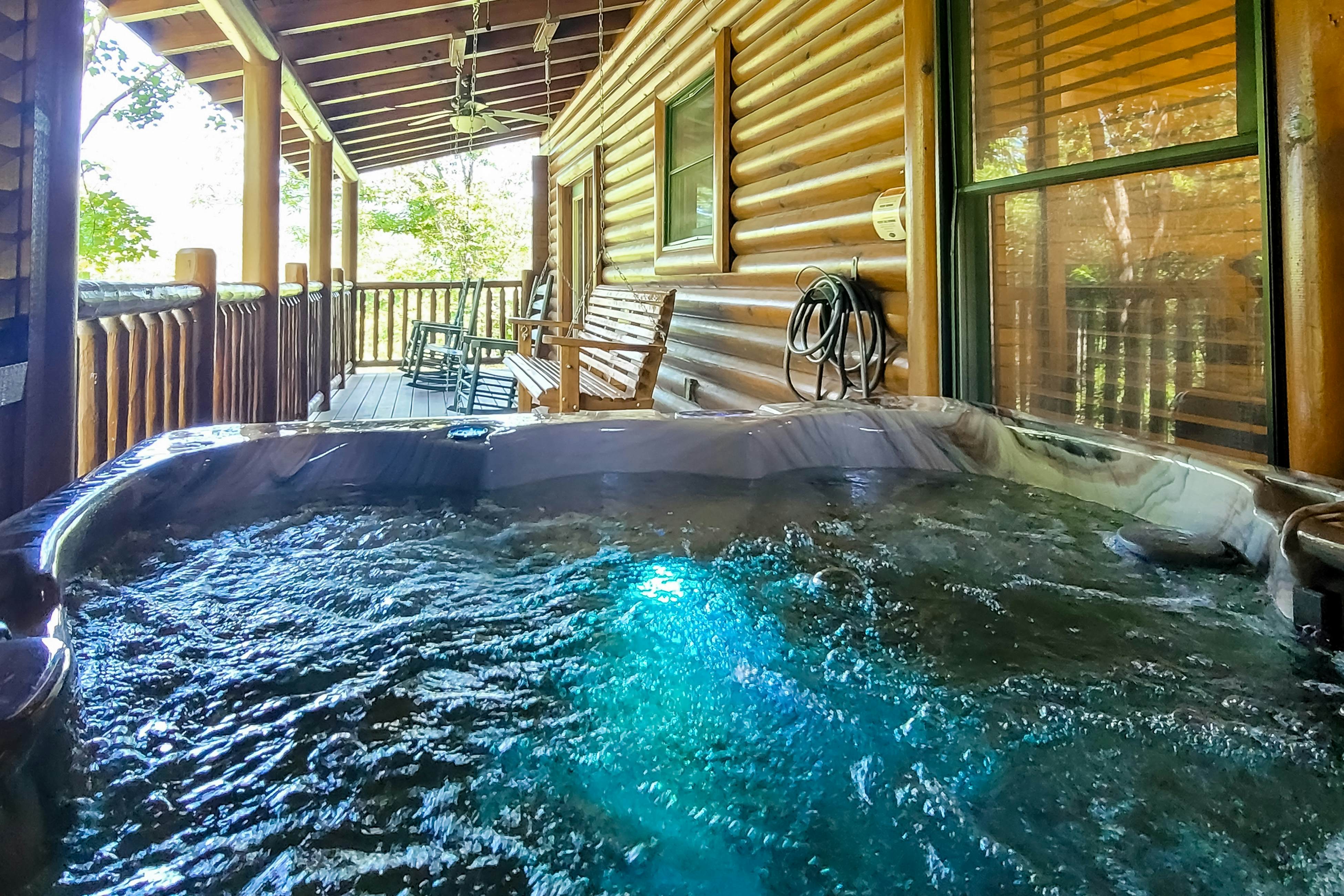 Spacious cabin w/ hot tub, game room, and fireplace-near Pigeon Forge fun