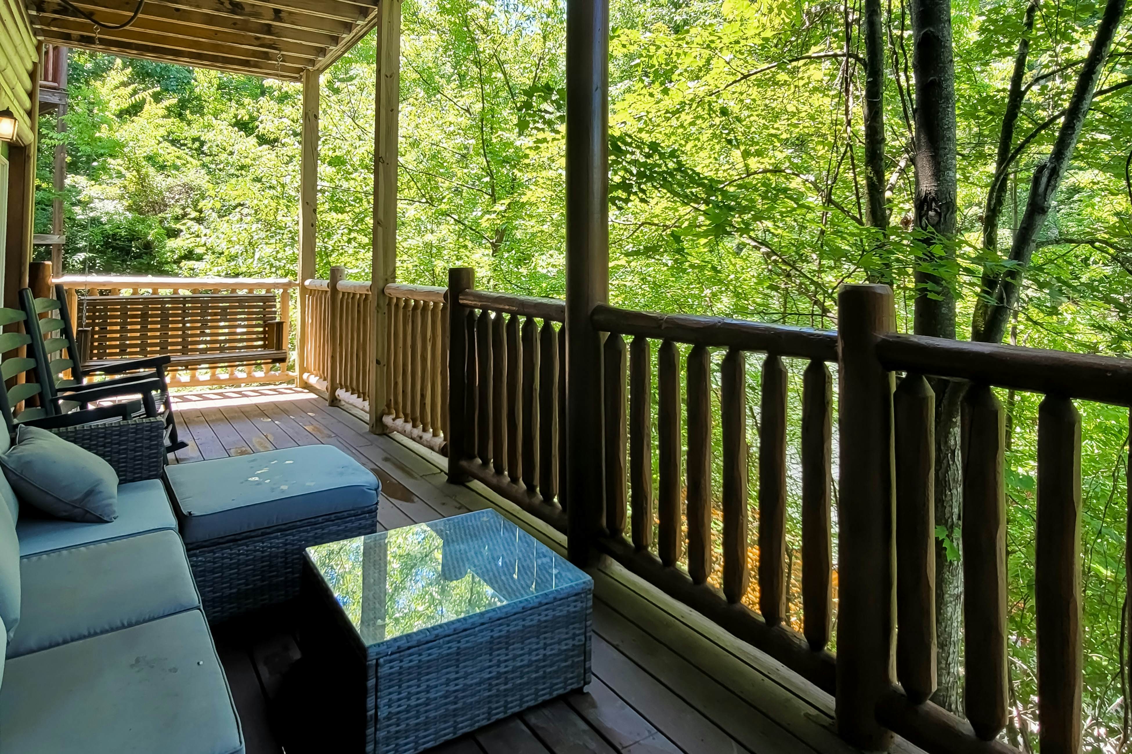 Spacious cabin w/ hot tub, game room, and fireplace-near Pigeon Forge fun