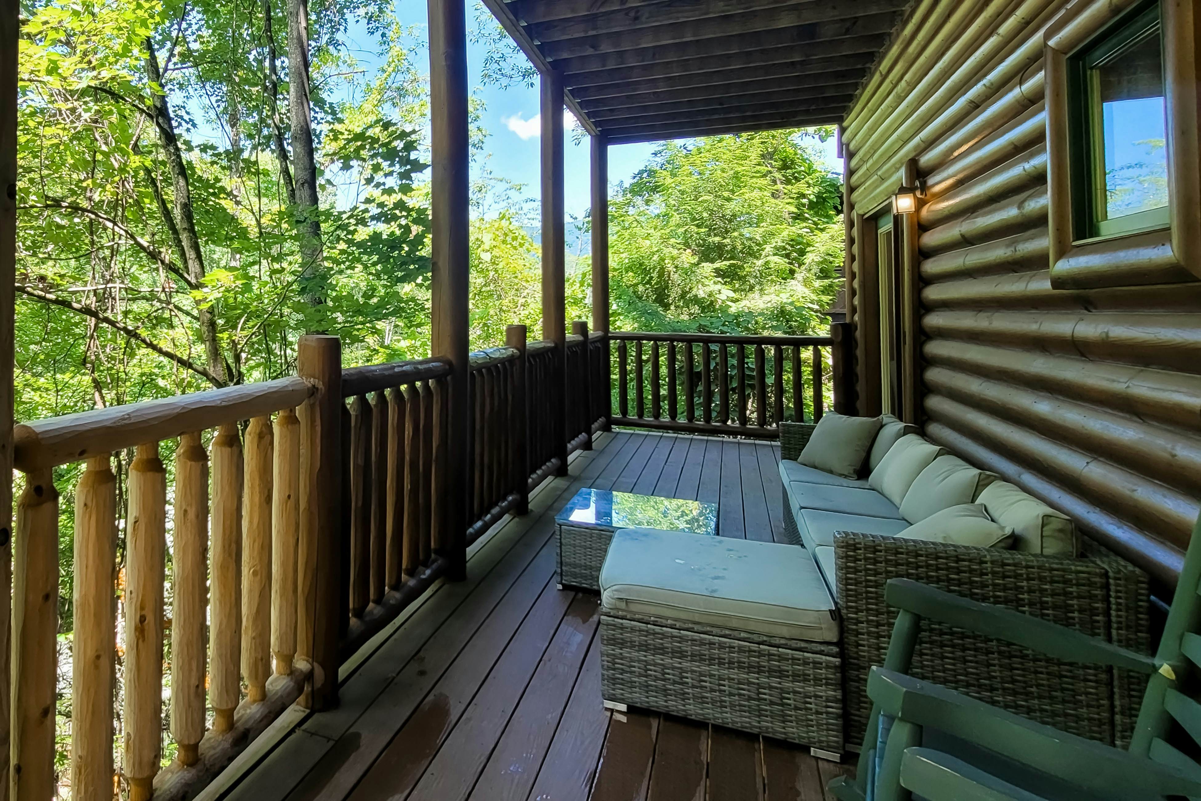 Spacious cabin w/ hot tub, game room, and fireplace-near Pigeon Forge fun