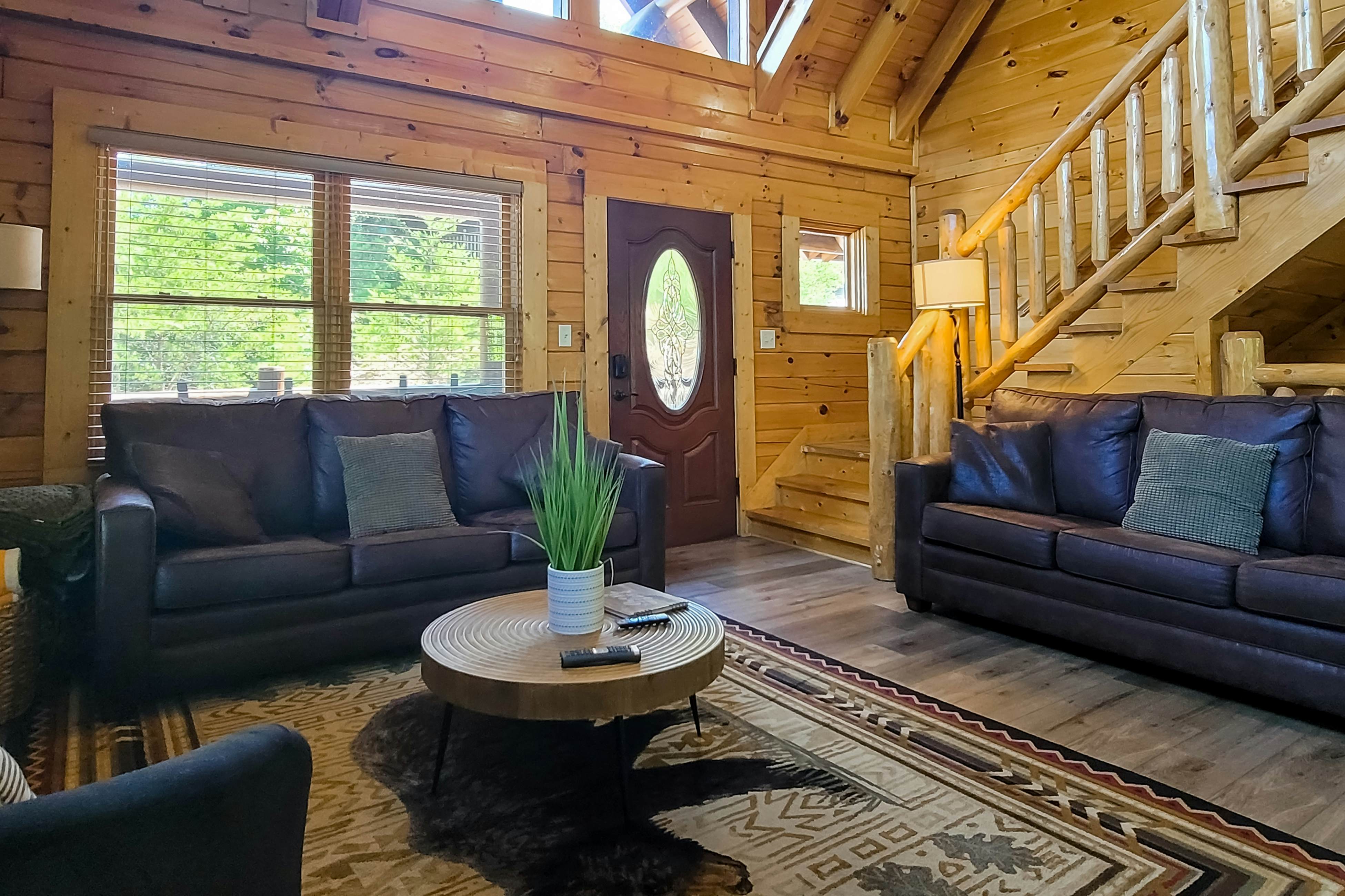 Spacious cabin w/ hot tub, game room, and fireplace-near Pigeon Forge fun
