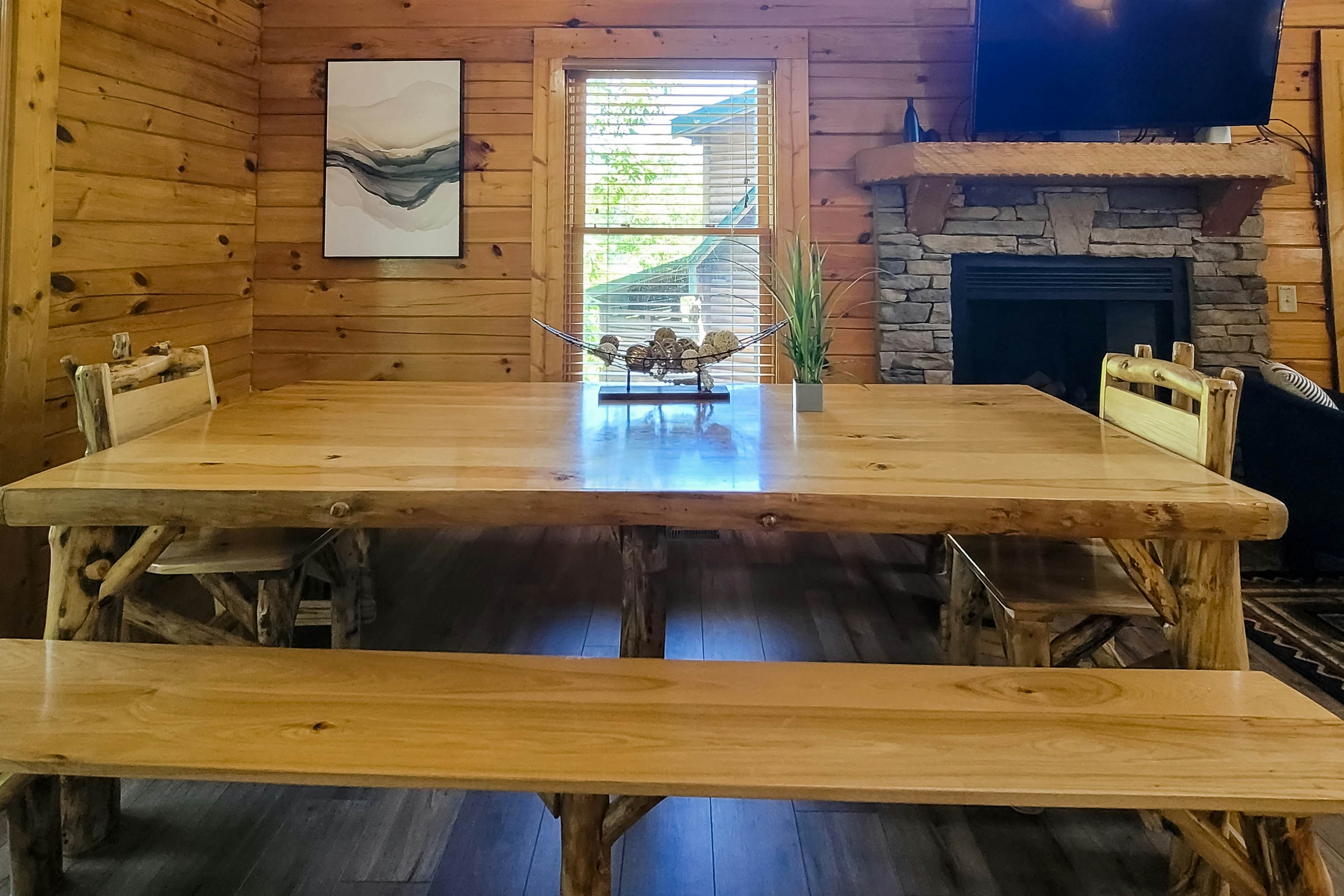 Spacious cabin w/ hot tub, game room, and fireplace-near Pigeon Forge fun