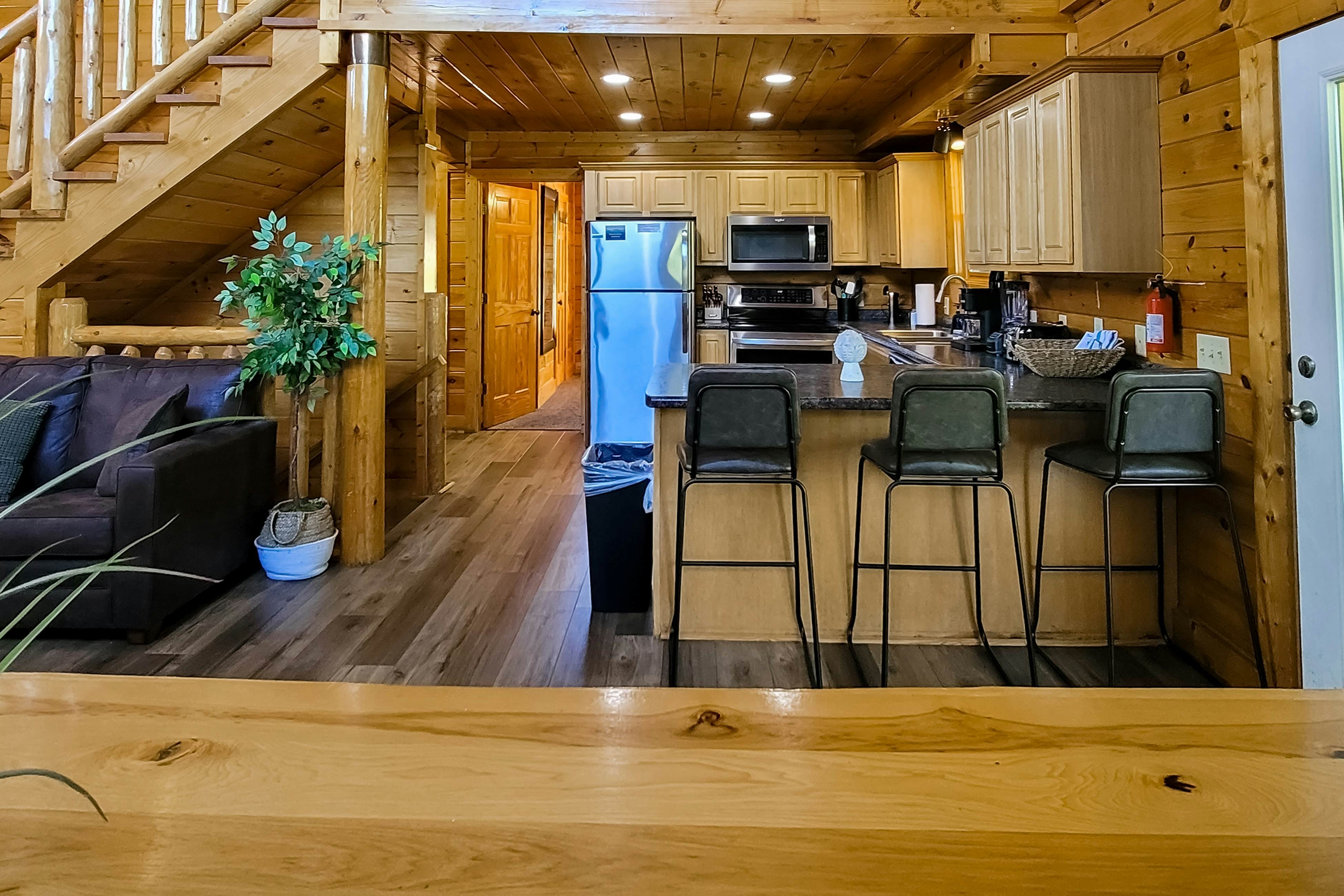 Spacious cabin w/ hot tub, game room, and fireplace-near Pigeon Forge fun