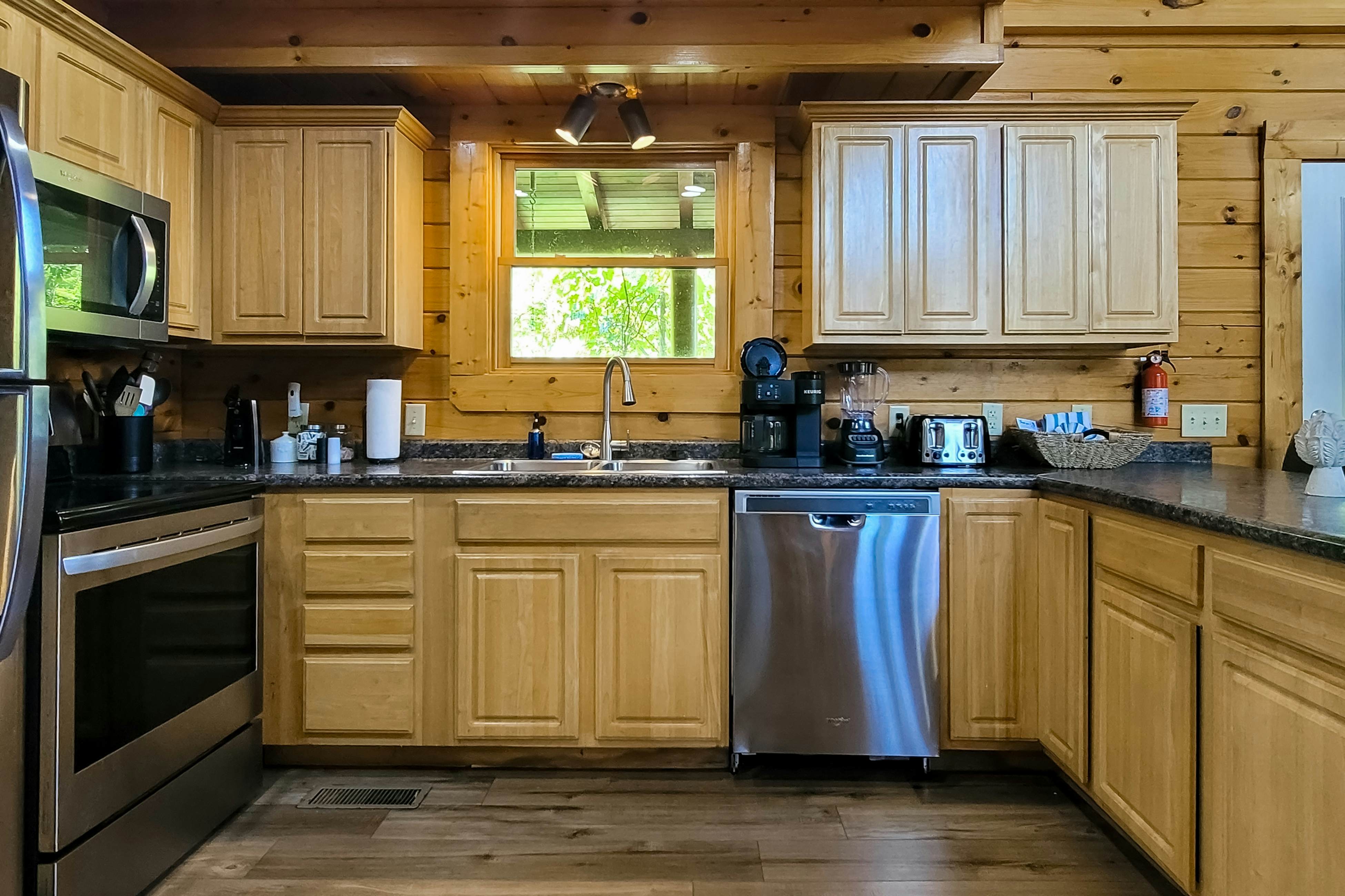 Spacious cabin w/ hot tub, game room, and fireplace-near Pigeon Forge fun