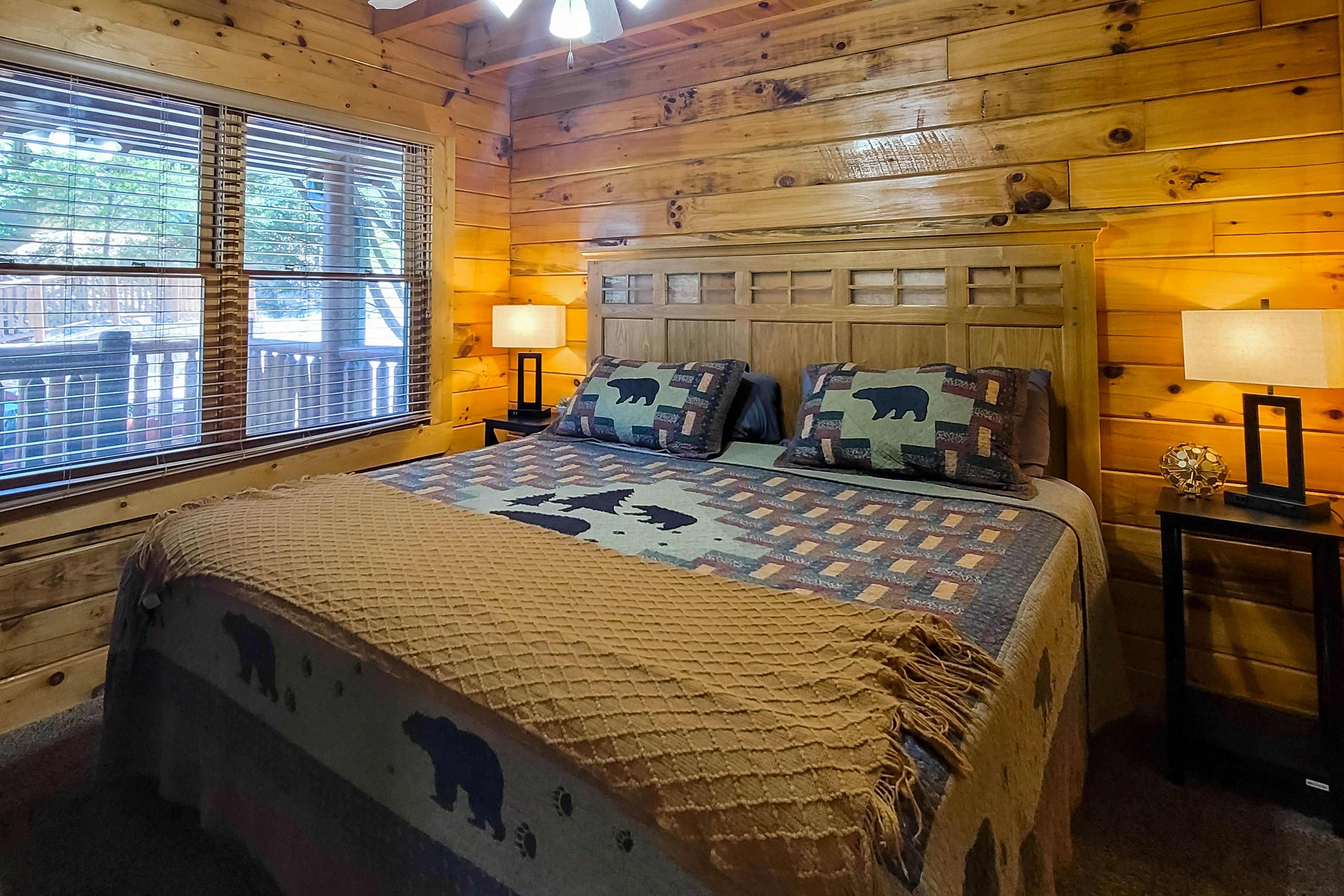 Spacious cabin w/ hot tub, game room, and fireplace-near Pigeon Forge fun