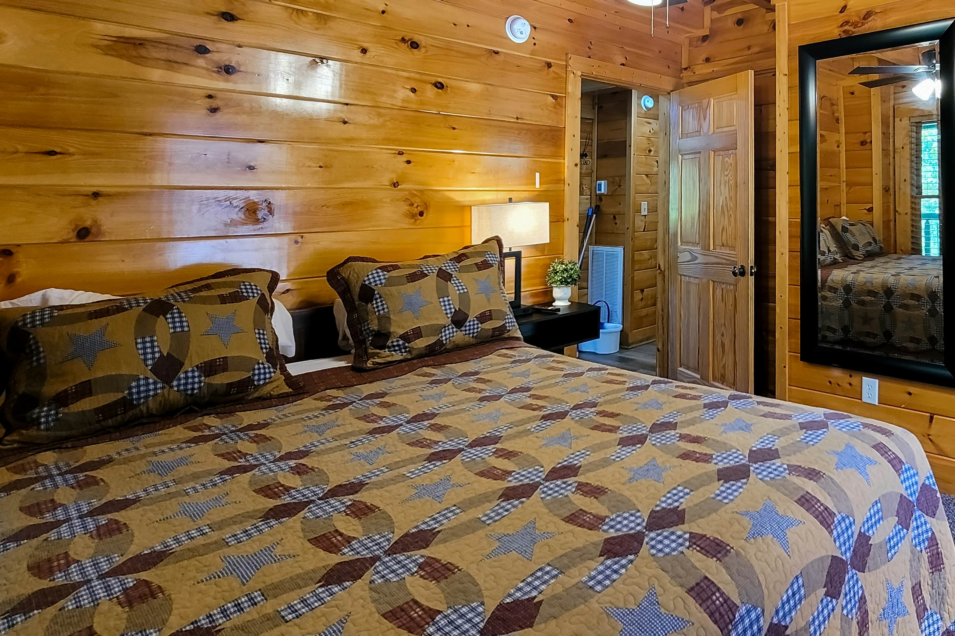 Spacious cabin w/ hot tub, game room, and fireplace-near Pigeon Forge fun