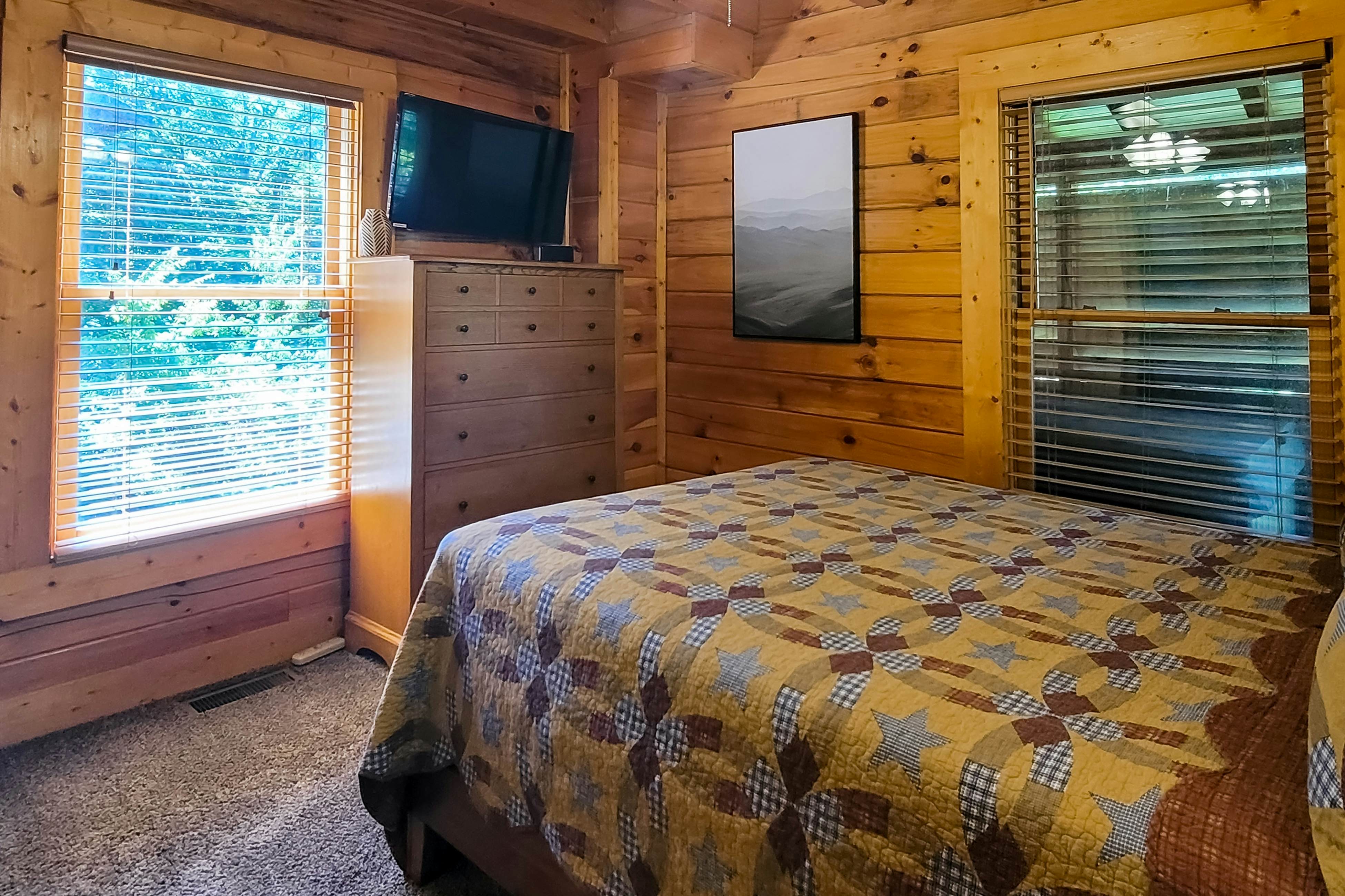 Spacious cabin w/ hot tub, game room, and fireplace-near Pigeon Forge fun