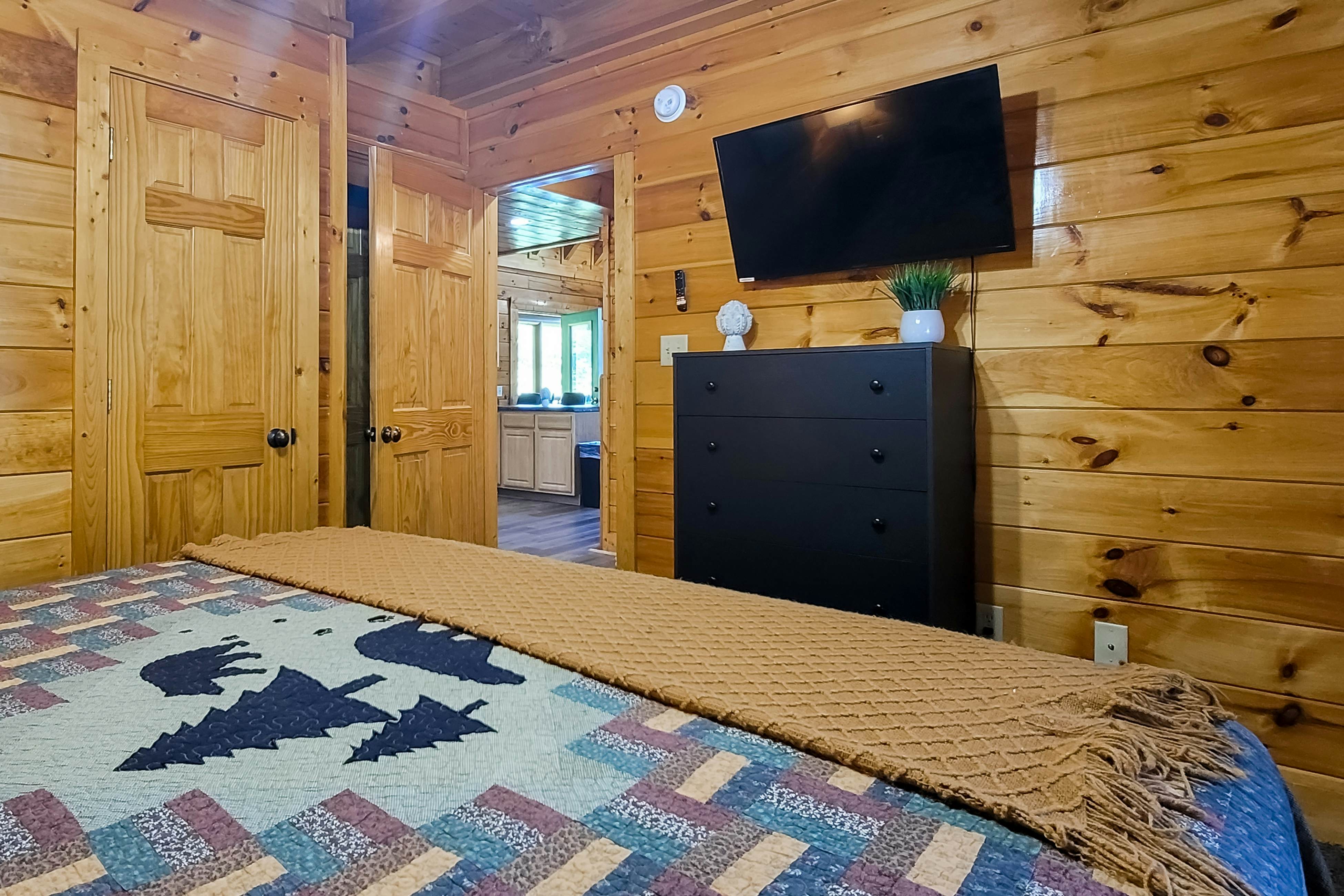 Spacious cabin w/ hot tub, game room, and fireplace-near Pigeon Forge fun