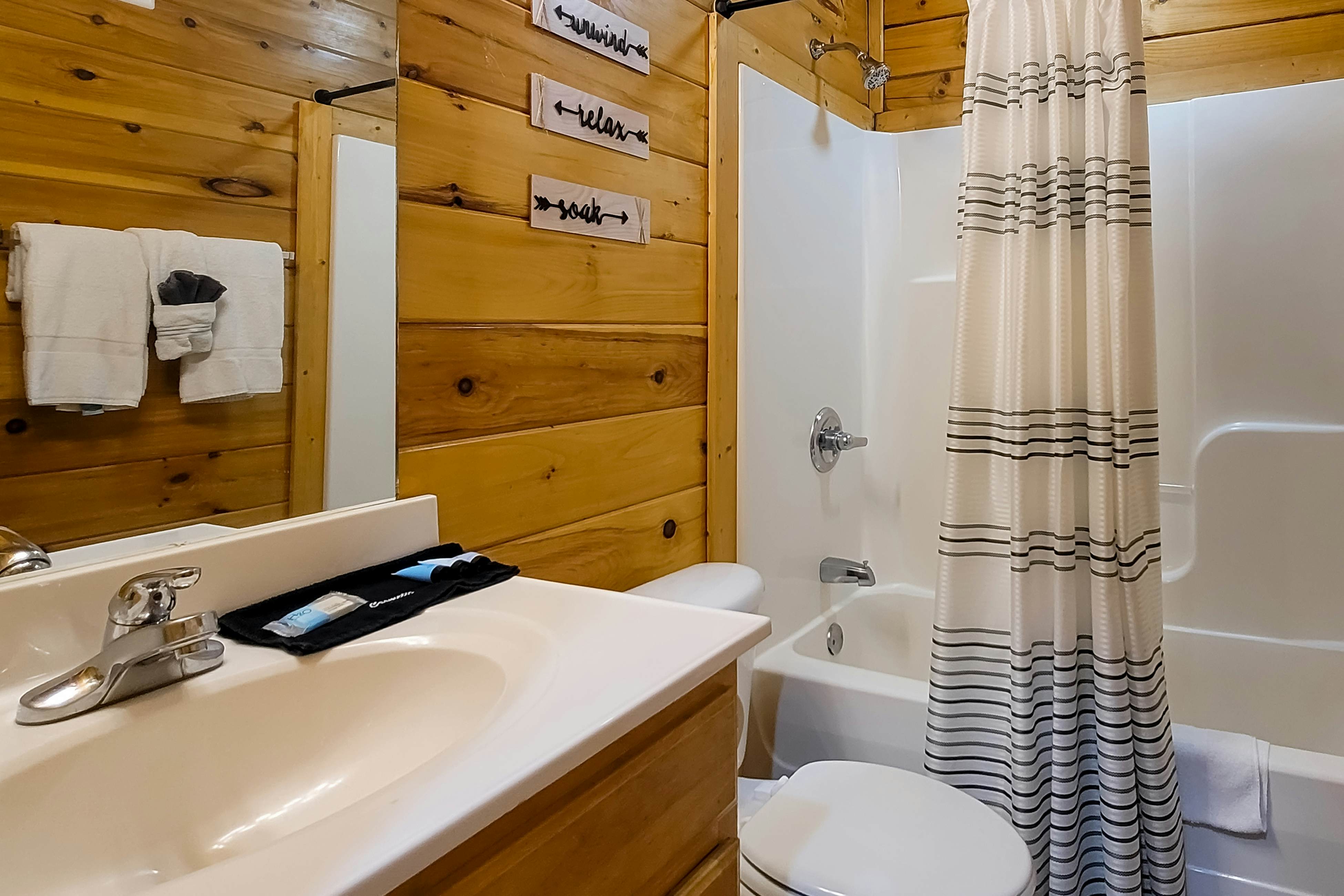 Spacious cabin w/ hot tub, game room, and fireplace-near Pigeon Forge fun