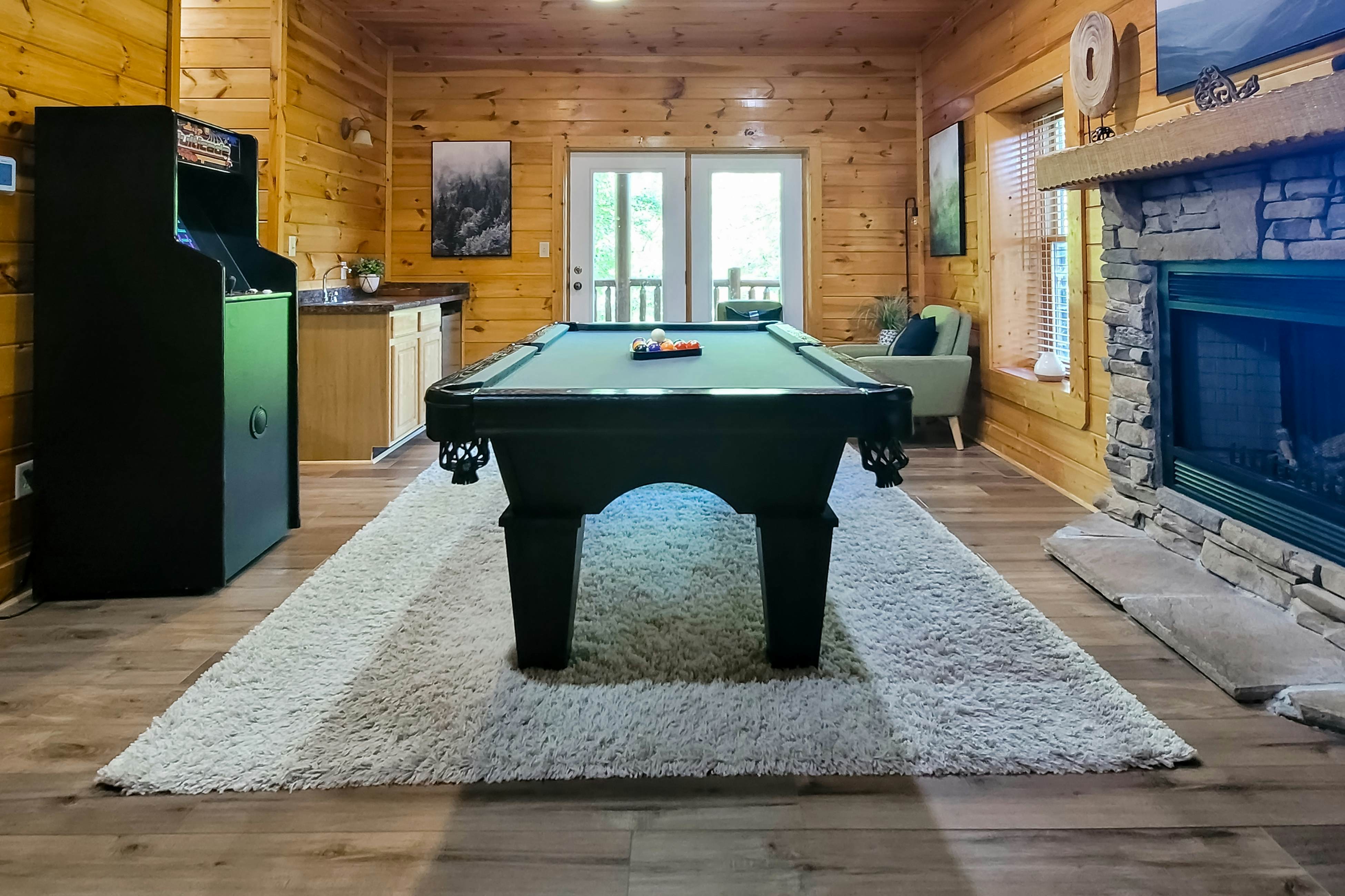 Spacious cabin w/ hot tub, game room, and fireplace-near Pigeon Forge fun