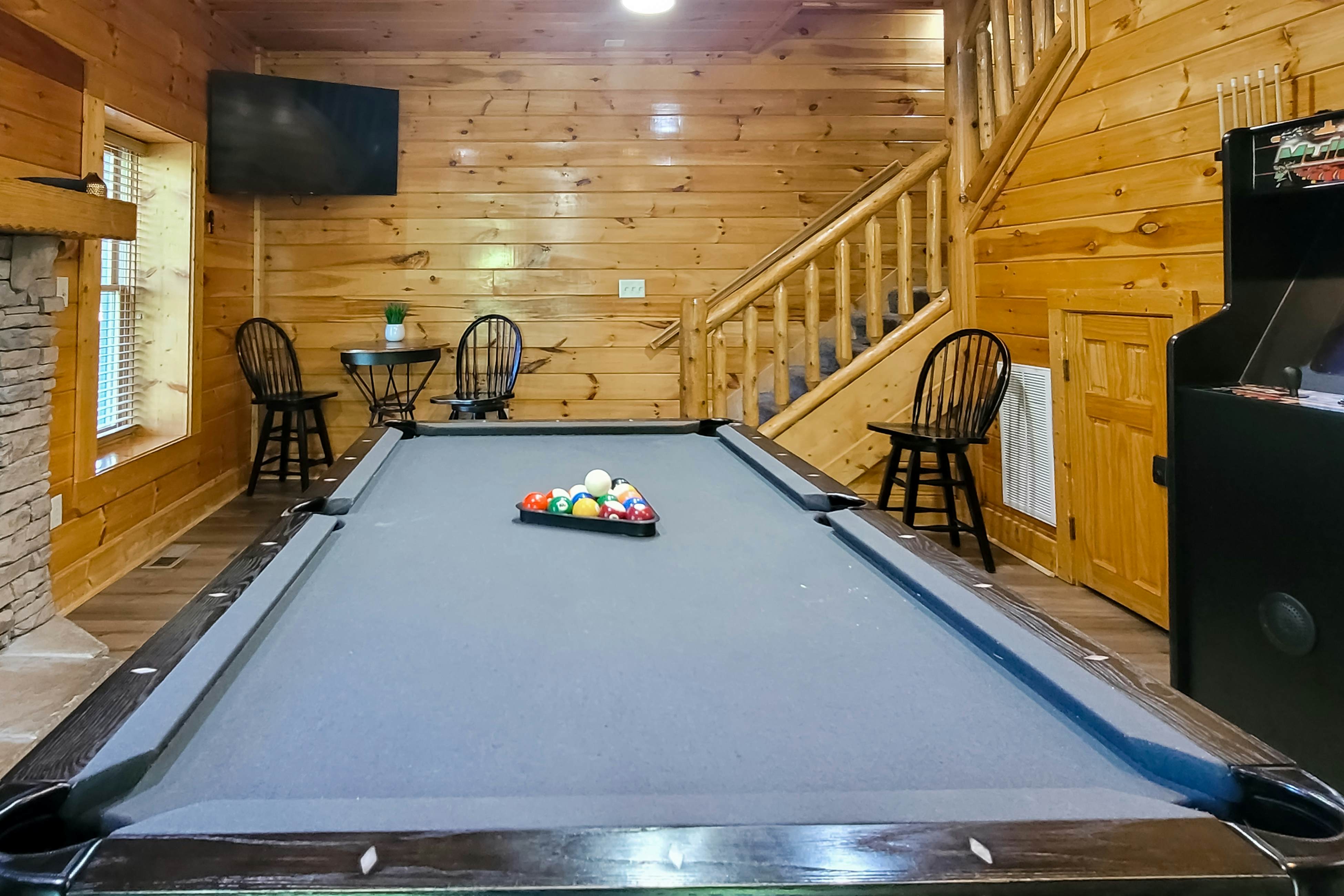 Spacious cabin w/ hot tub, game room, and fireplace-near Pigeon Forge fun