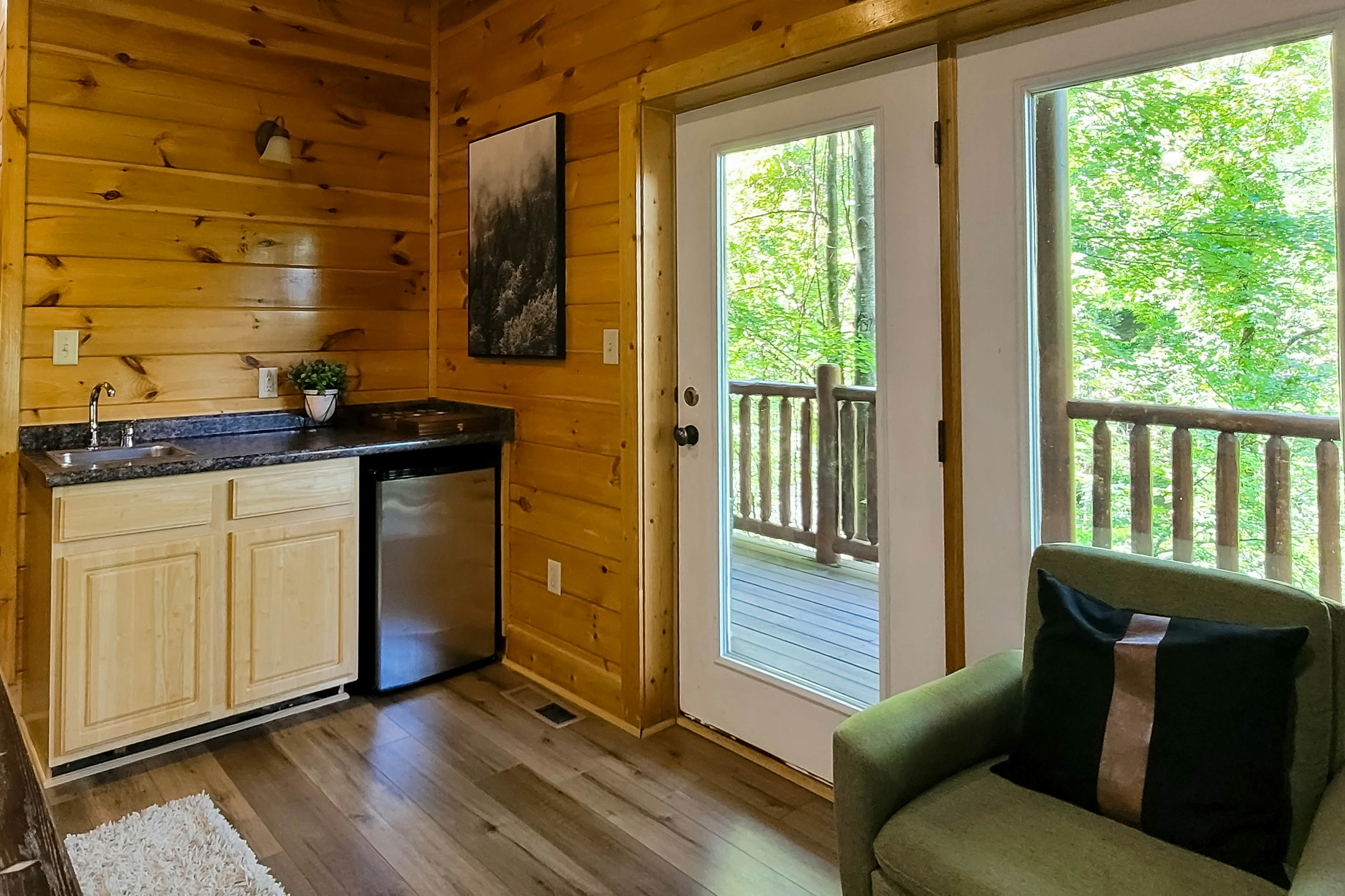 Spacious cabin w/ hot tub, game room, and fireplace-near Pigeon Forge fun