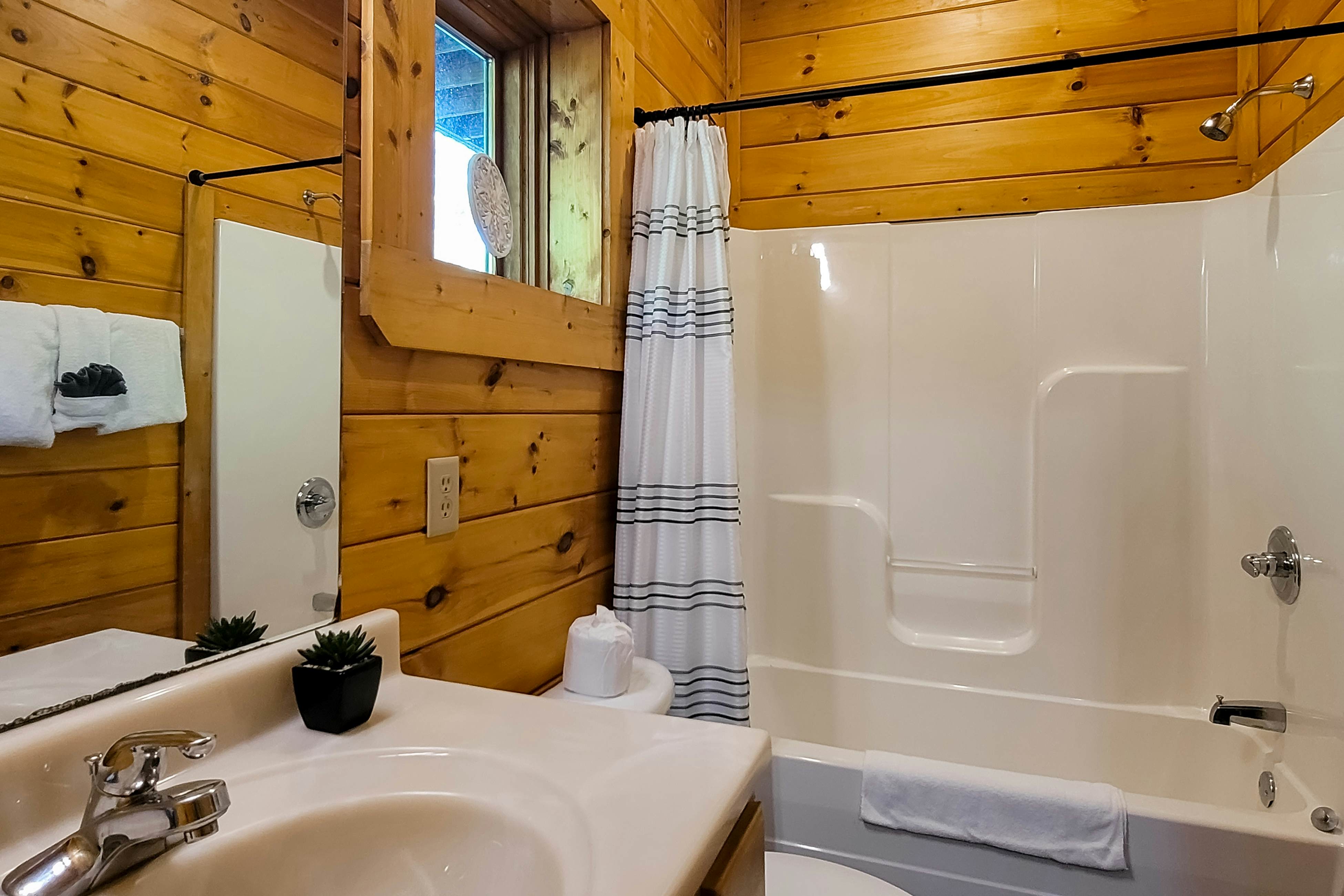 Spacious cabin w/ hot tub, game room, and fireplace-near Pigeon Forge fun