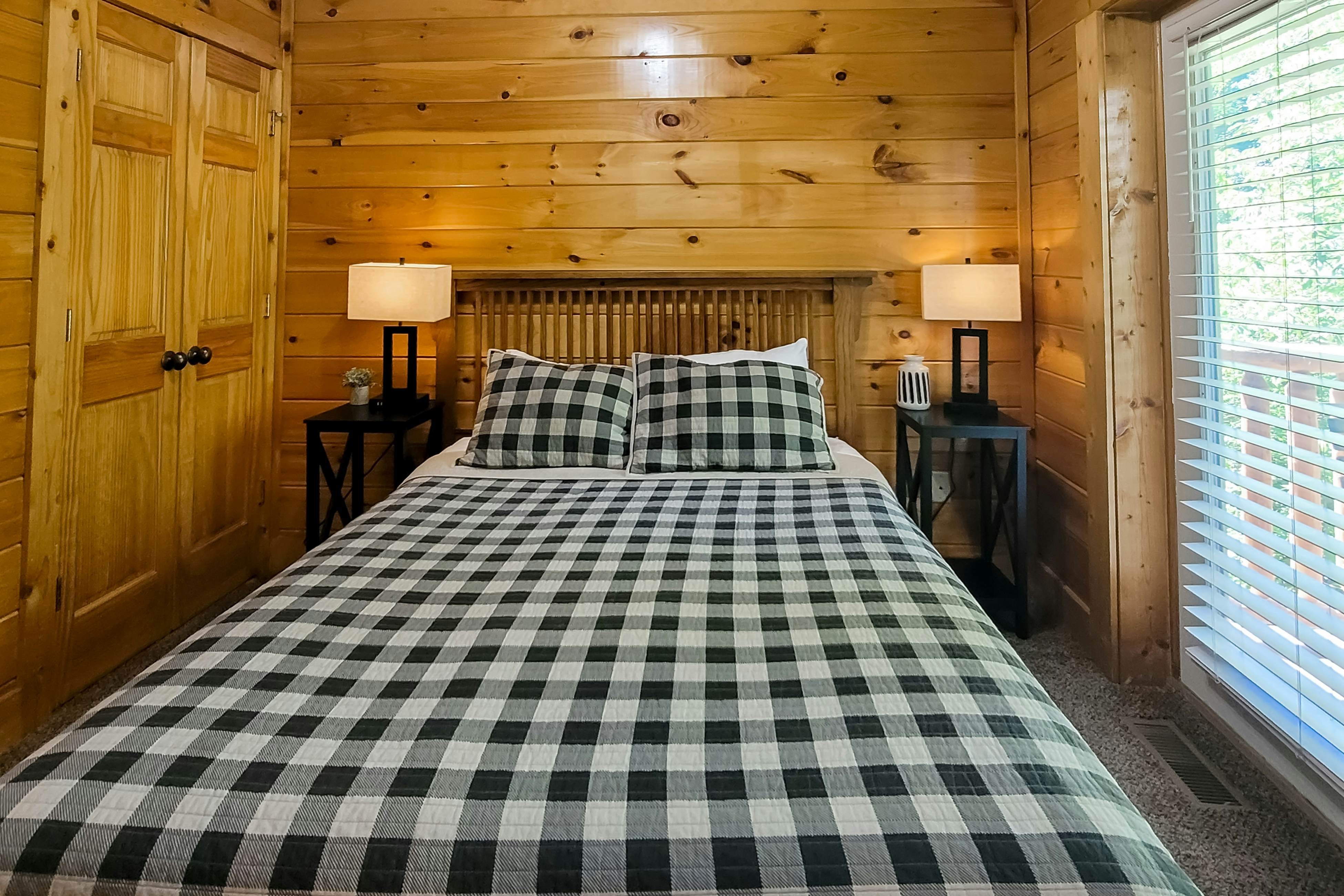 Spacious cabin w/ hot tub, game room, and fireplace-near Pigeon Forge fun