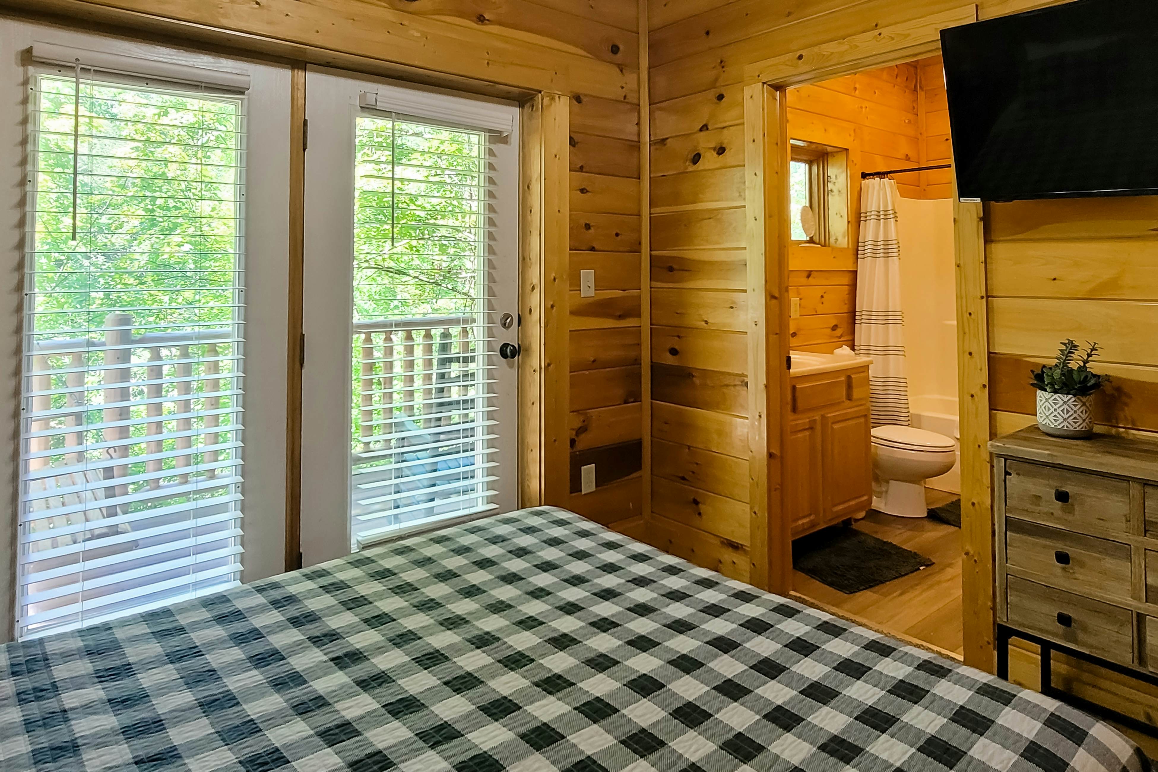 Spacious cabin w/ hot tub, game room, and fireplace-near Pigeon Forge fun