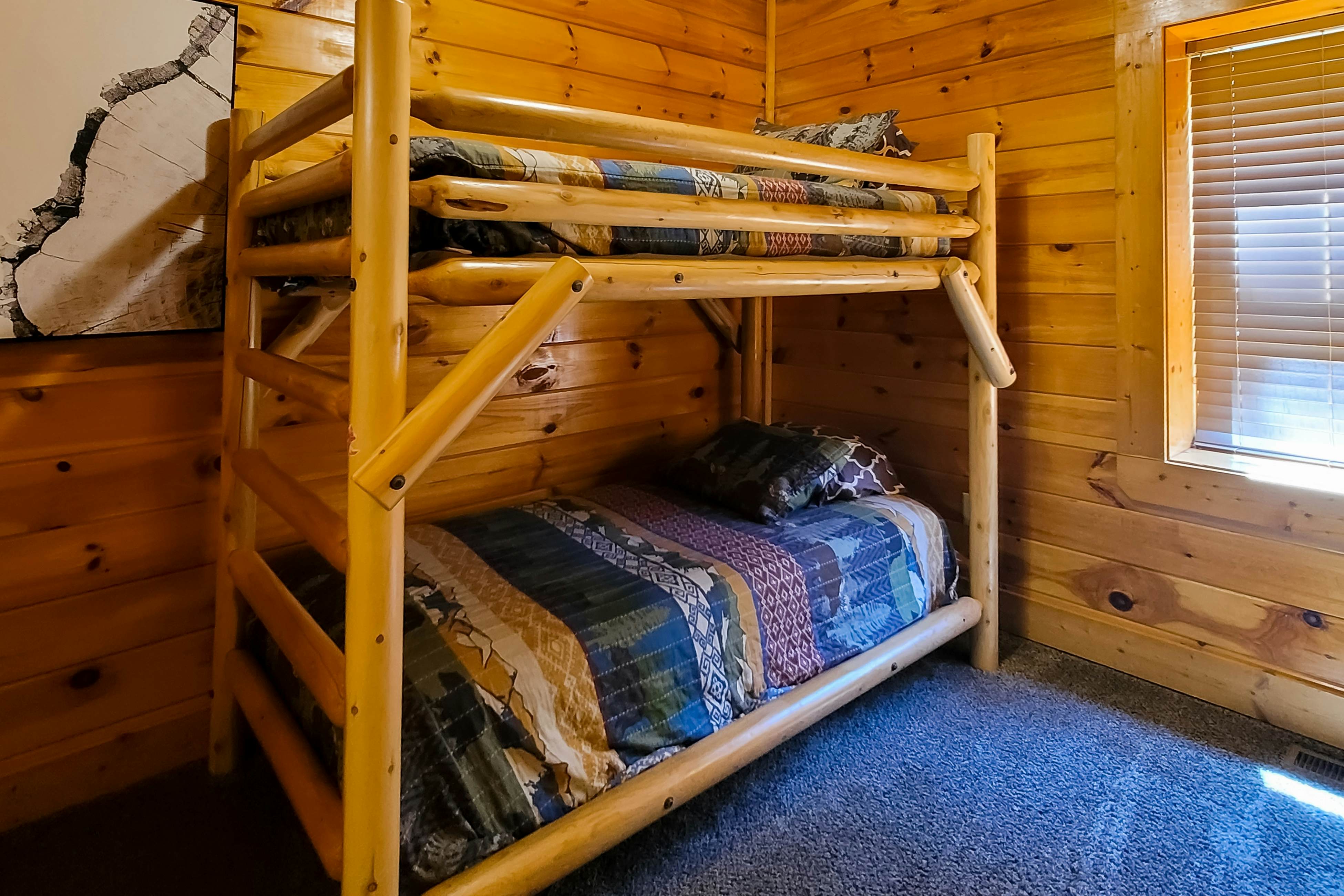 Spacious cabin w/ hot tub, game room, and fireplace-near Pigeon Forge fun