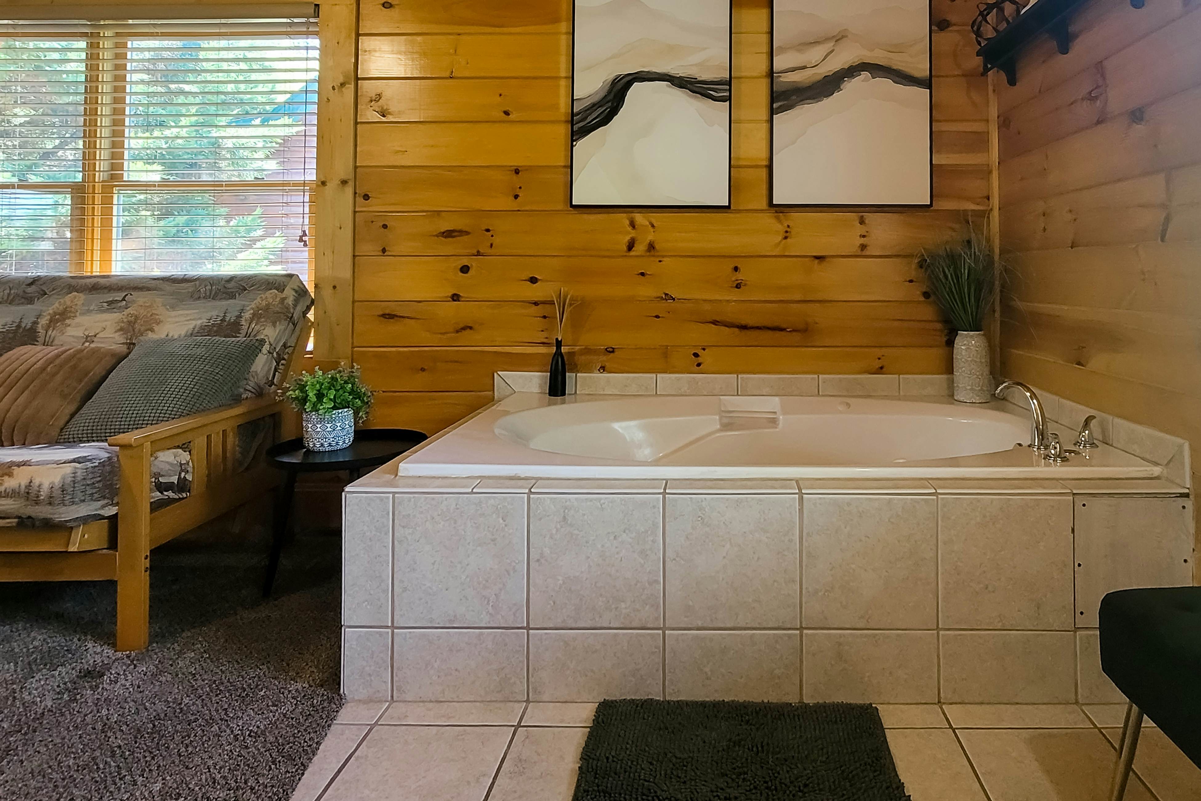 Spacious cabin w/ hot tub, game room, and fireplace-near Pigeon Forge fun