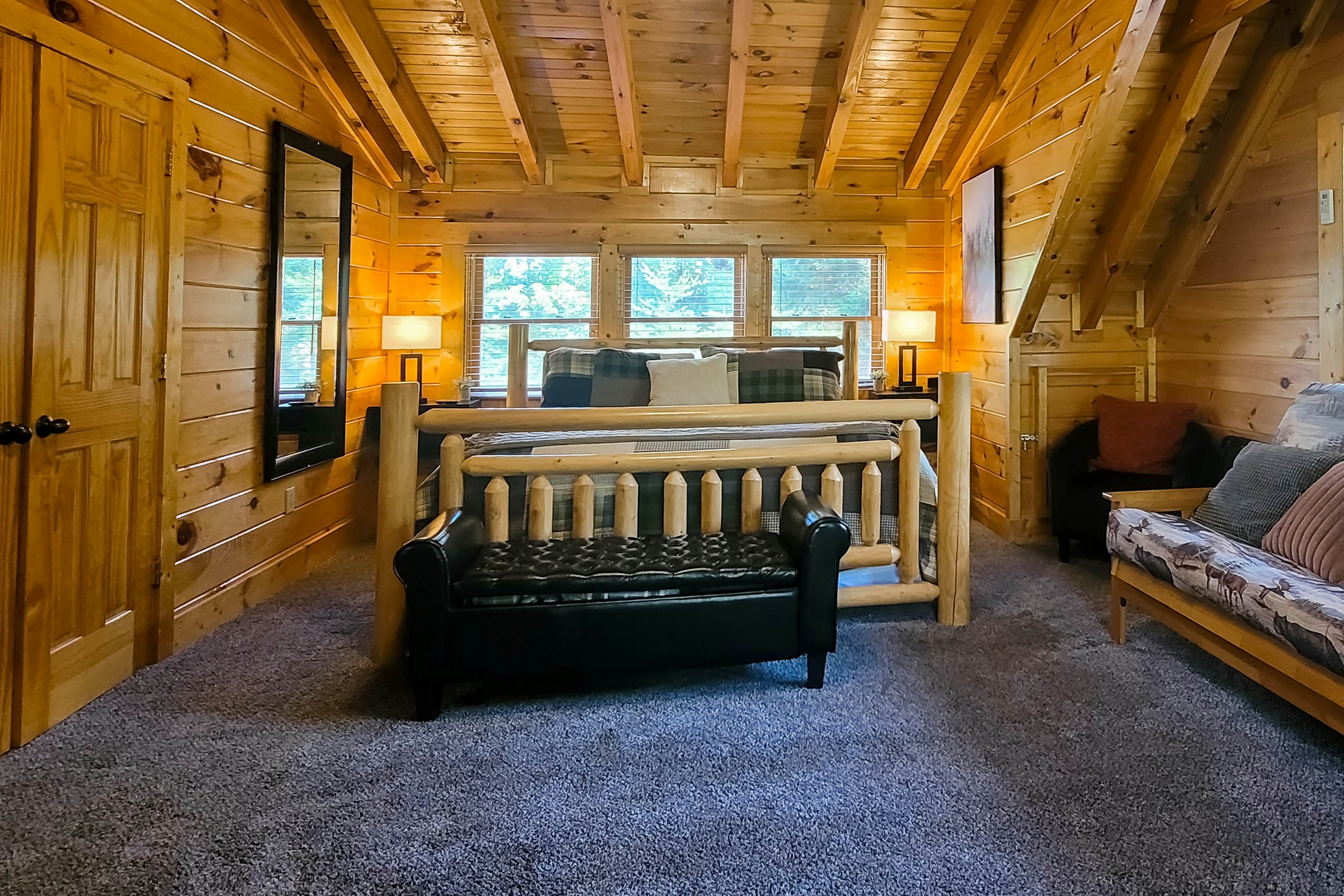 Spacious cabin w/ hot tub, game room, and fireplace-near Pigeon Forge fun