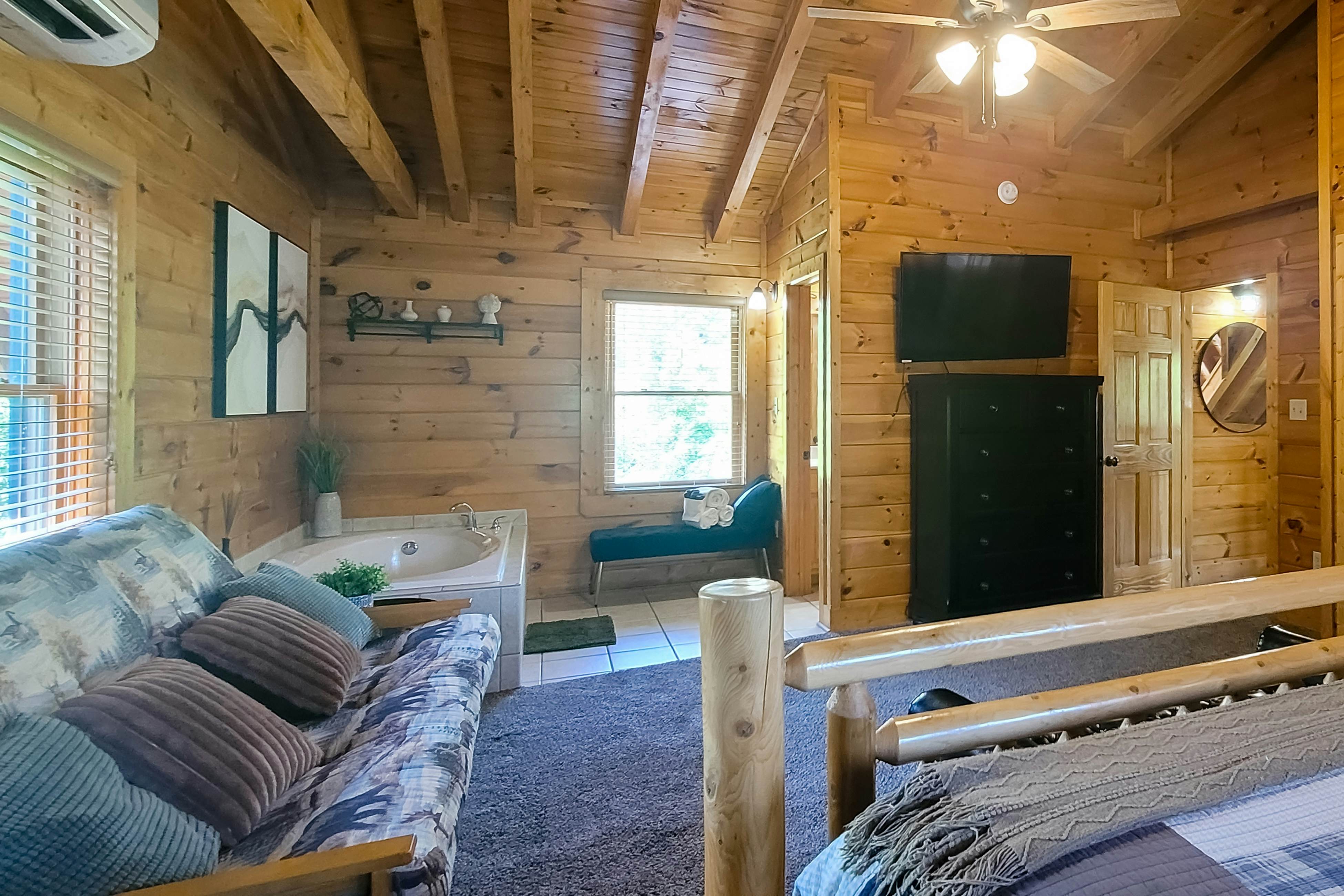 Spacious cabin w/ hot tub, game room, and fireplace-near Pigeon Forge fun