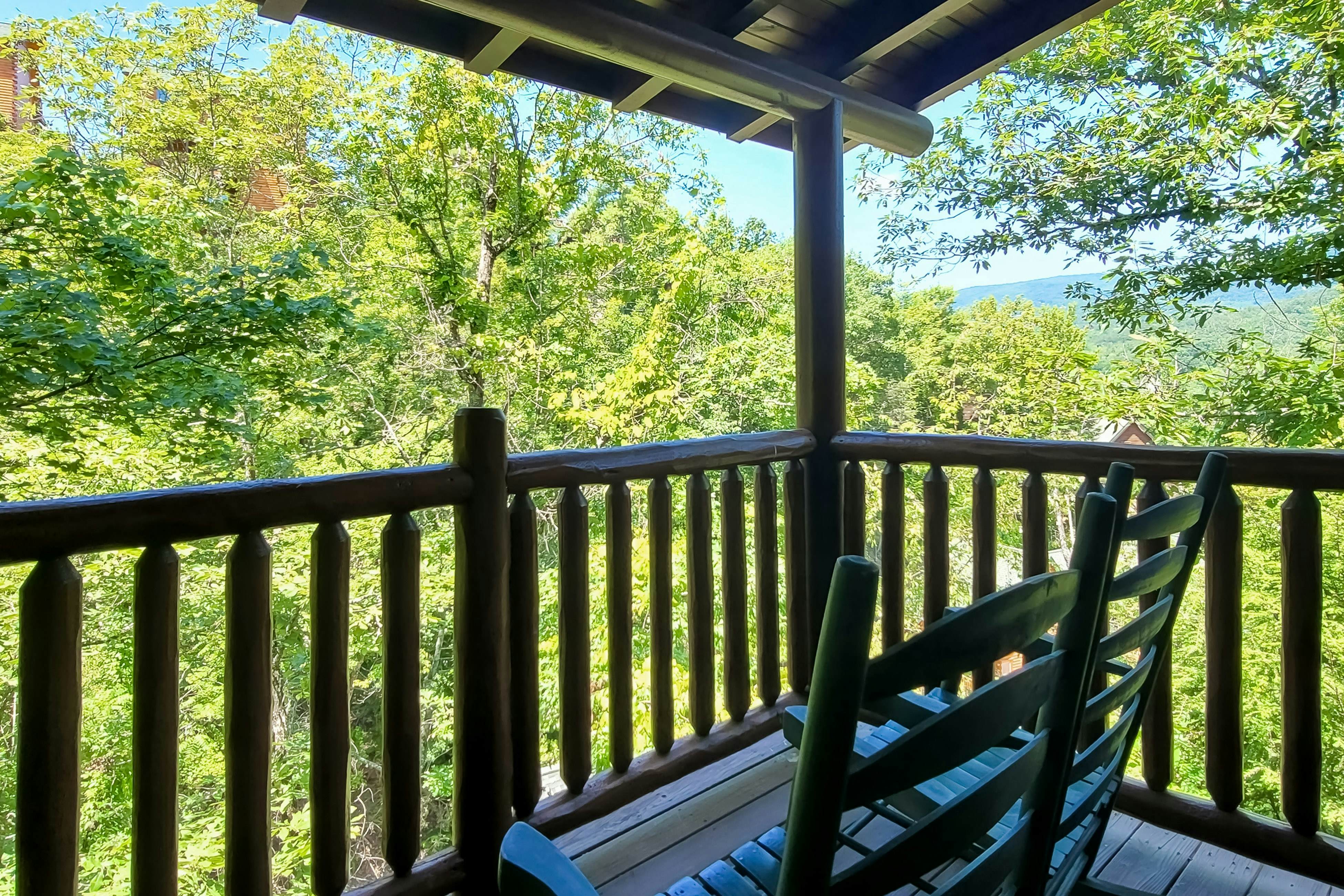 Spacious cabin w/ hot tub, game room, and fireplace-near Pigeon Forge fun