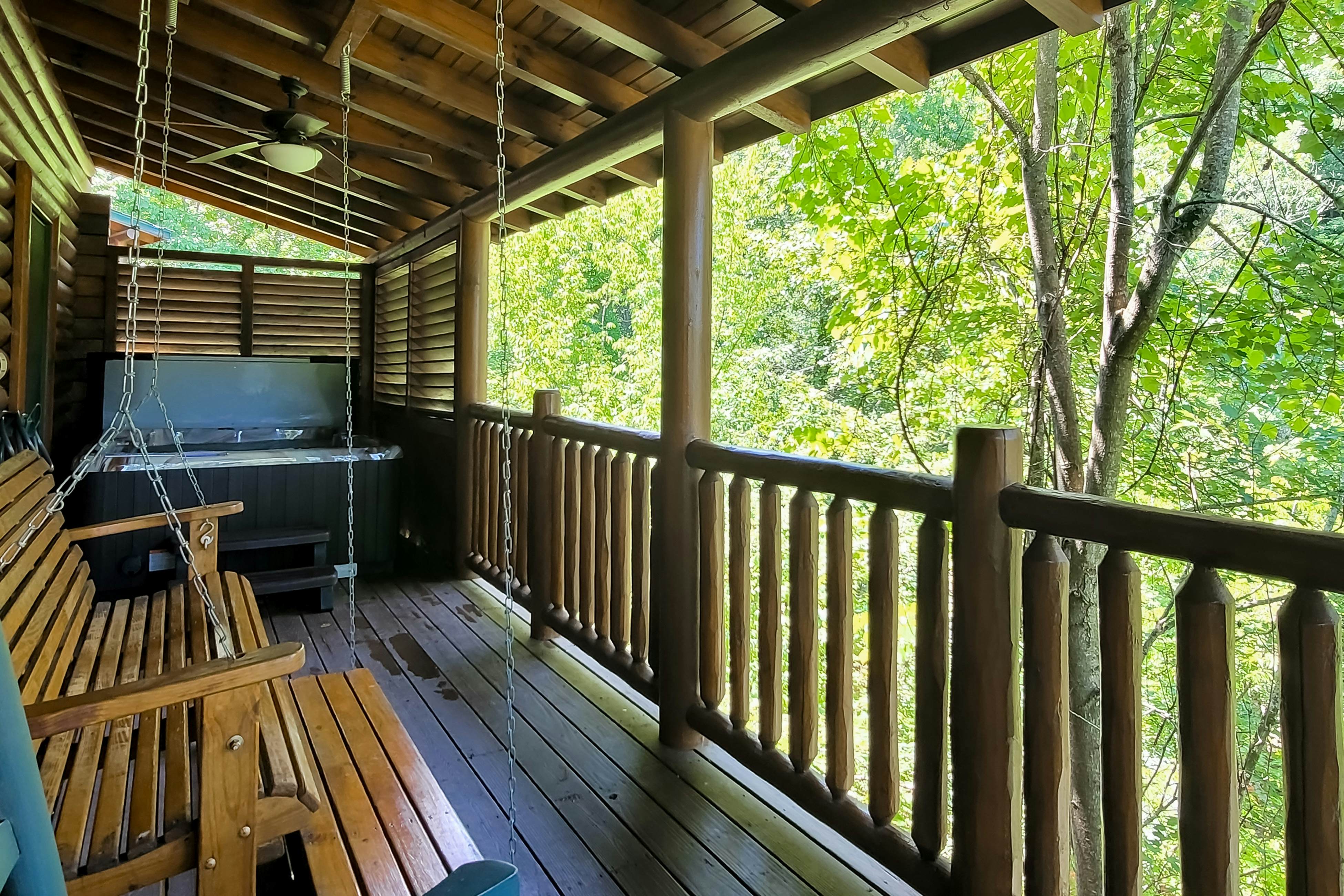Spacious cabin w/ hot tub, game room, and fireplace-near Pigeon Forge fun