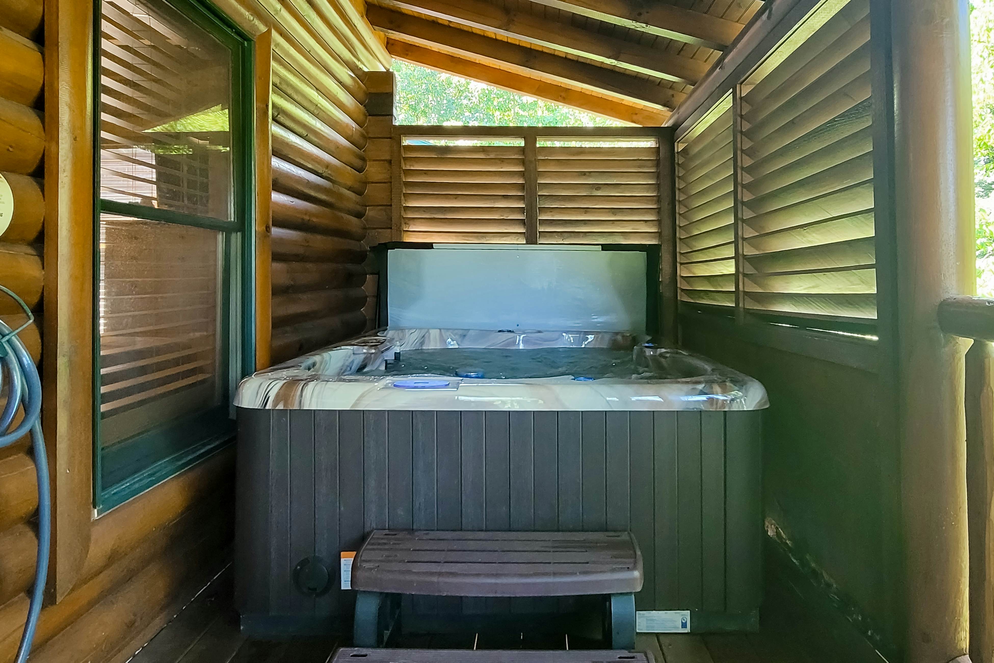 Spacious cabin w/ hot tub, game room, and fireplace-near Pigeon Forge fun