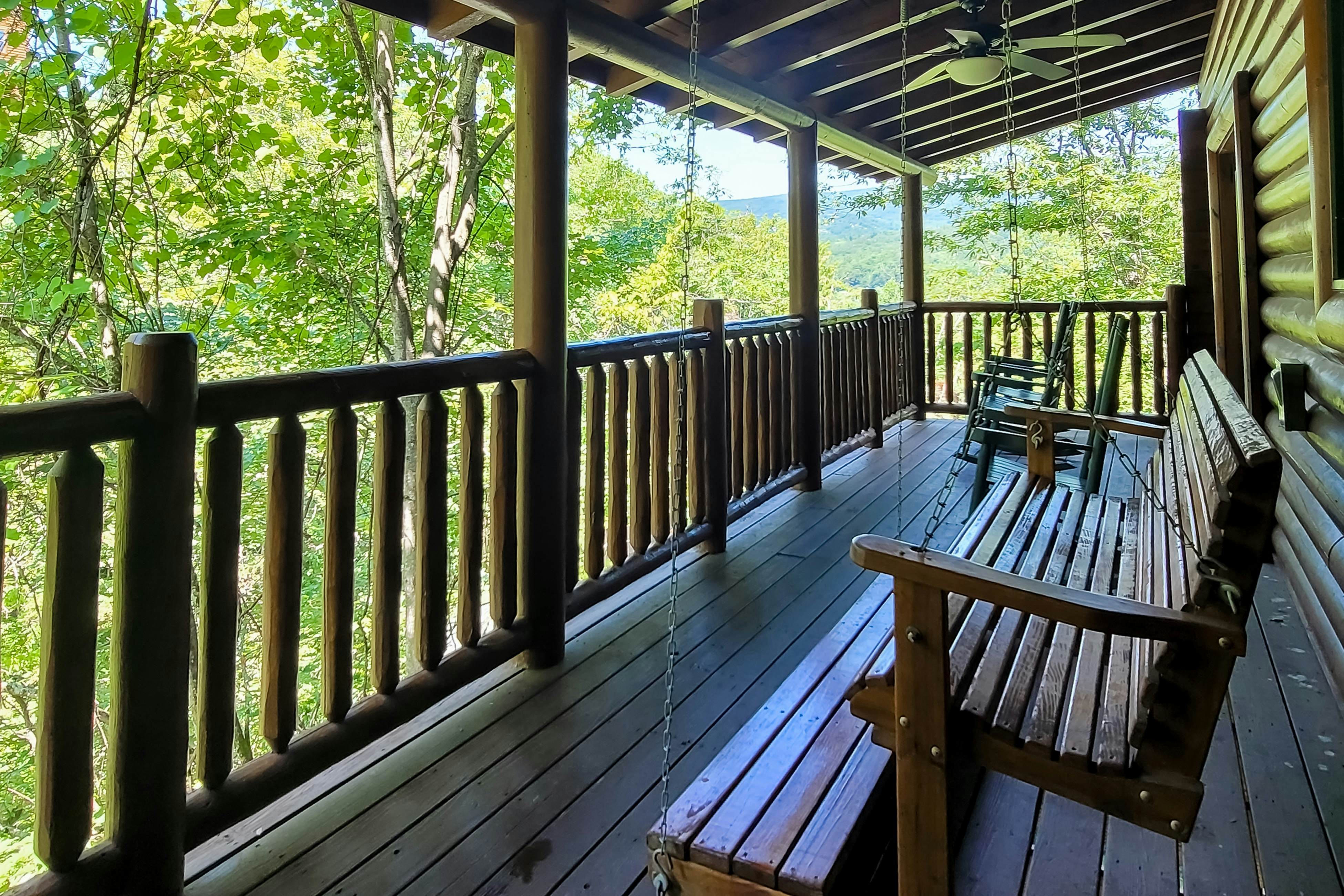 Spacious cabin w/ hot tub, game room, and fireplace-near Pigeon Forge fun