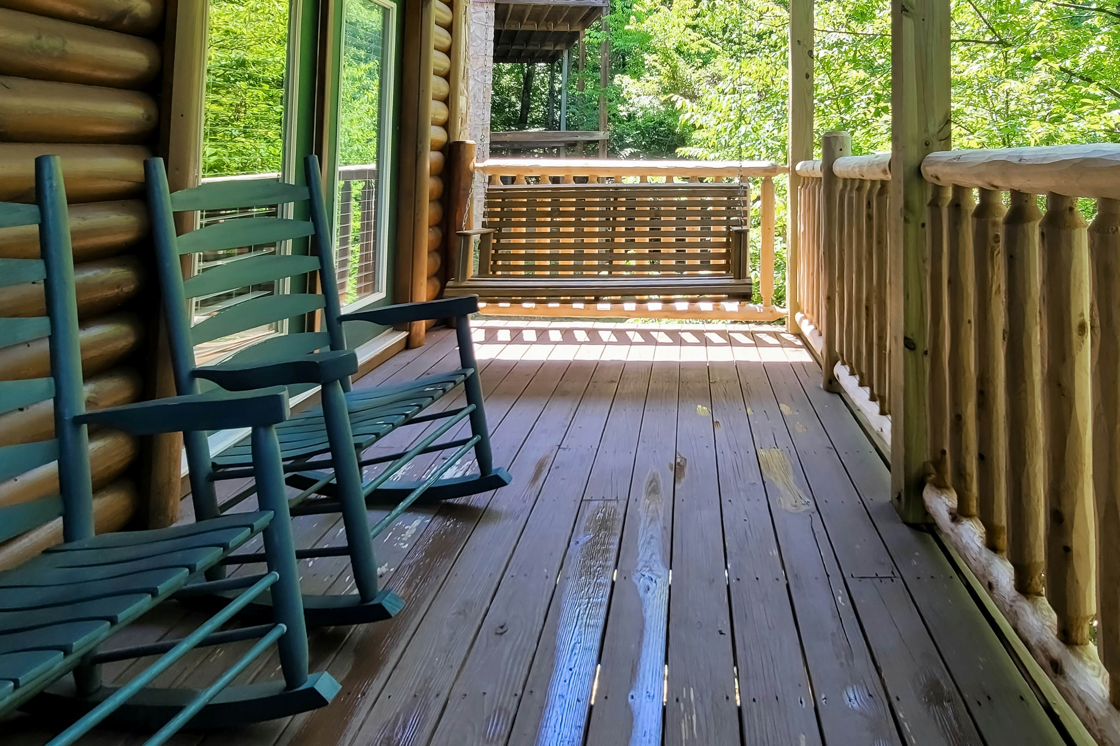 Spacious cabin w/ hot tub, game room, and fireplace-near Pigeon Forge fun