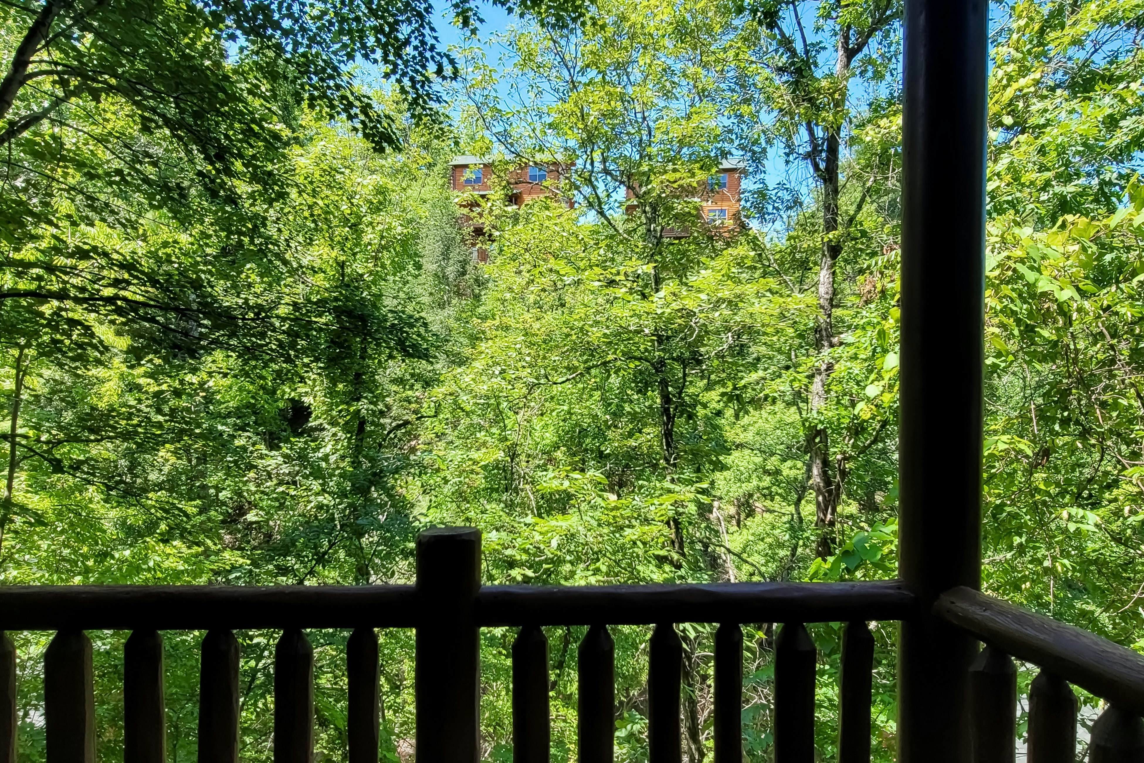 Spacious cabin w/ hot tub, game room, and fireplace-near Pigeon Forge fun