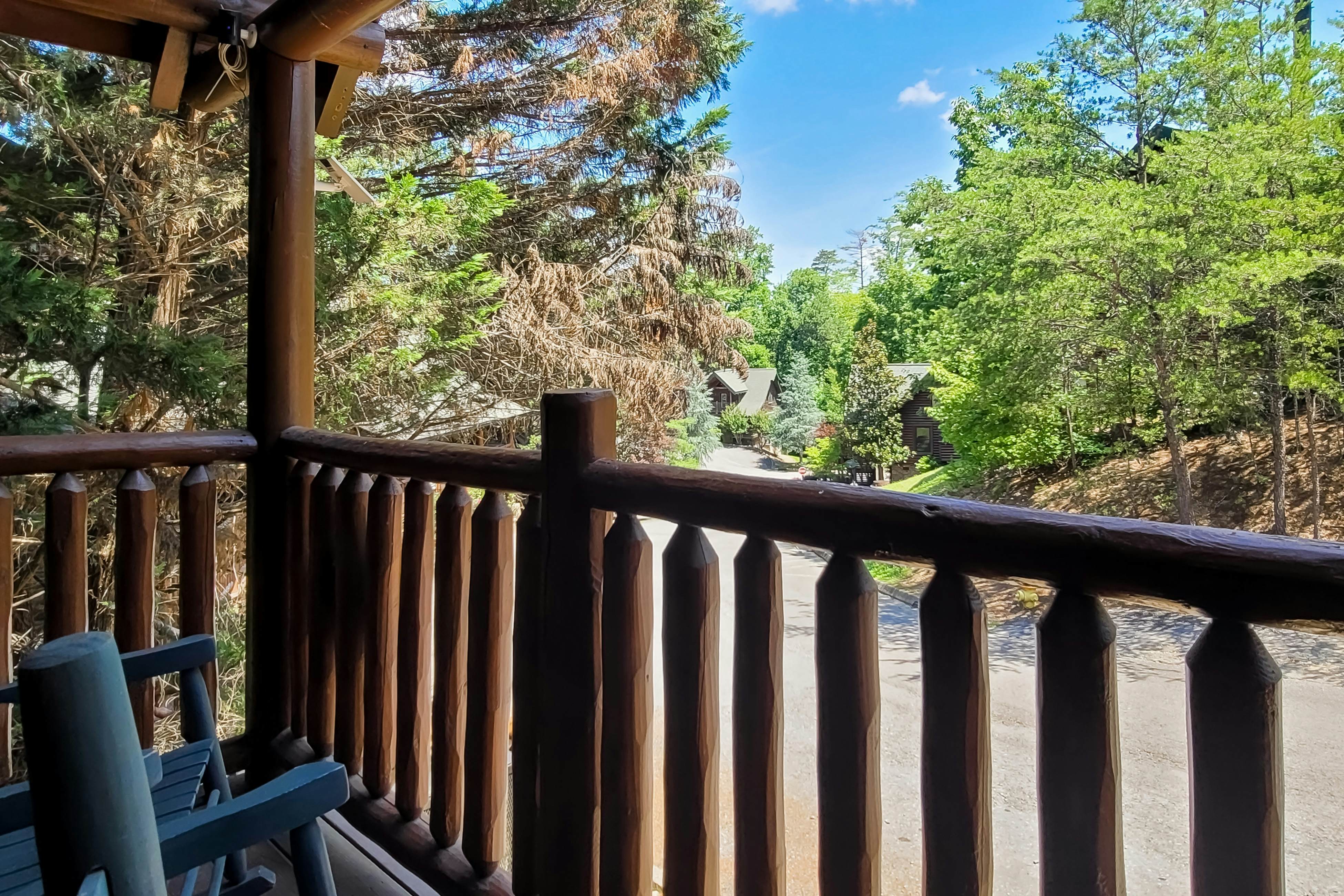 Spacious cabin w/ hot tub, game room, and fireplace-near Pigeon Forge fun