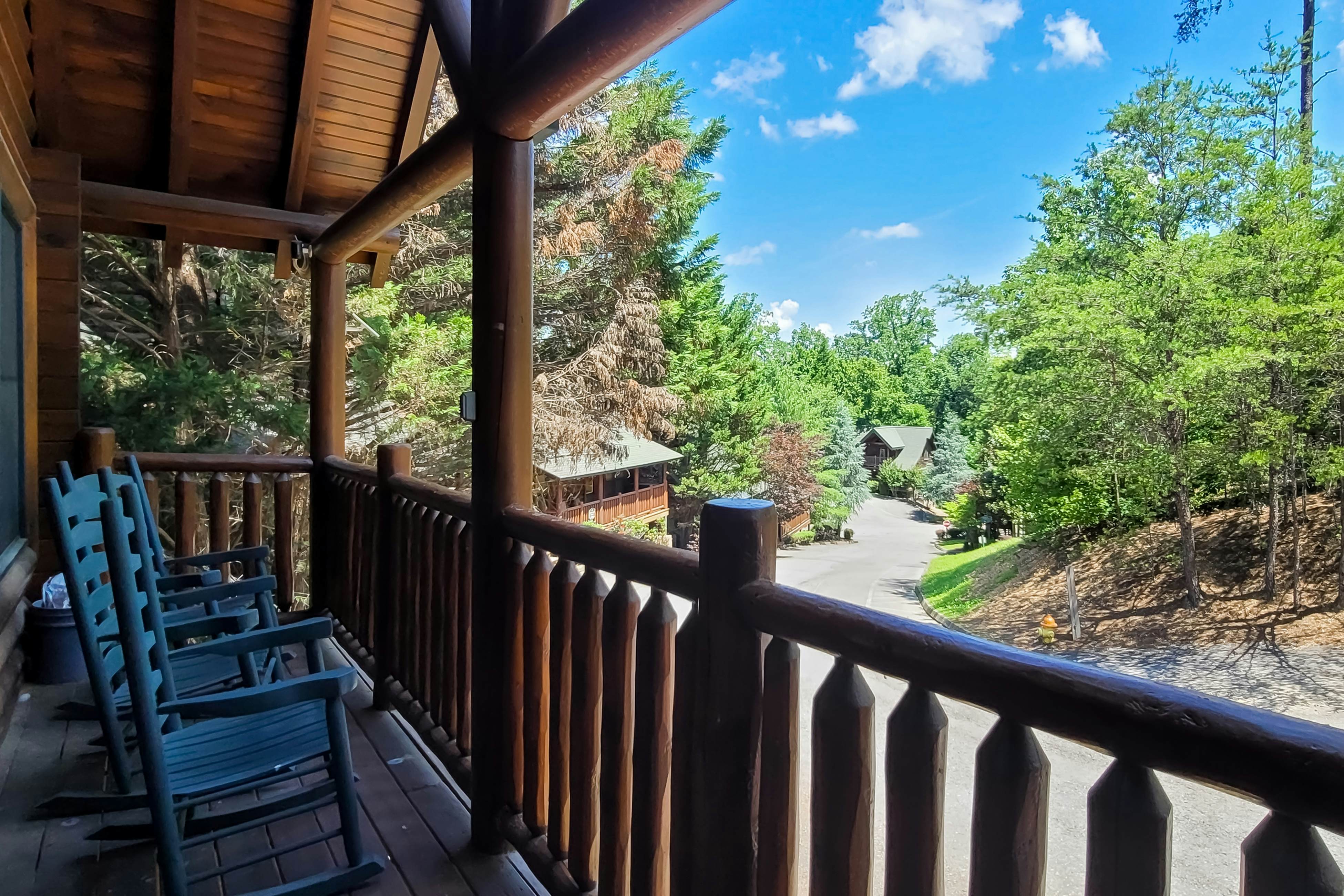 Spacious cabin w/ hot tub, game room, and fireplace-near Pigeon Forge fun