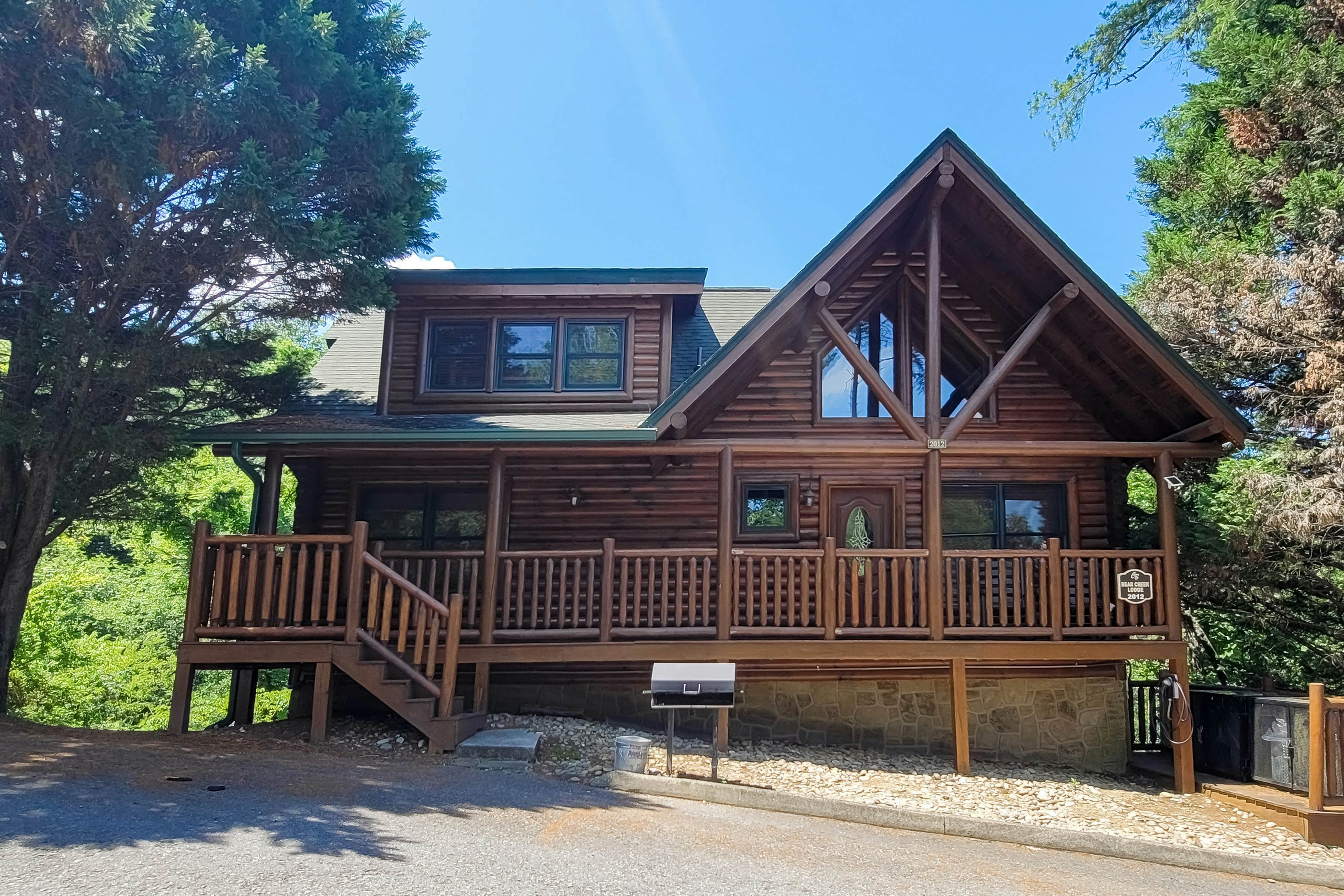 Spacious cabin w/ hot tub, game room, and fireplace-near Pigeon Forge fun