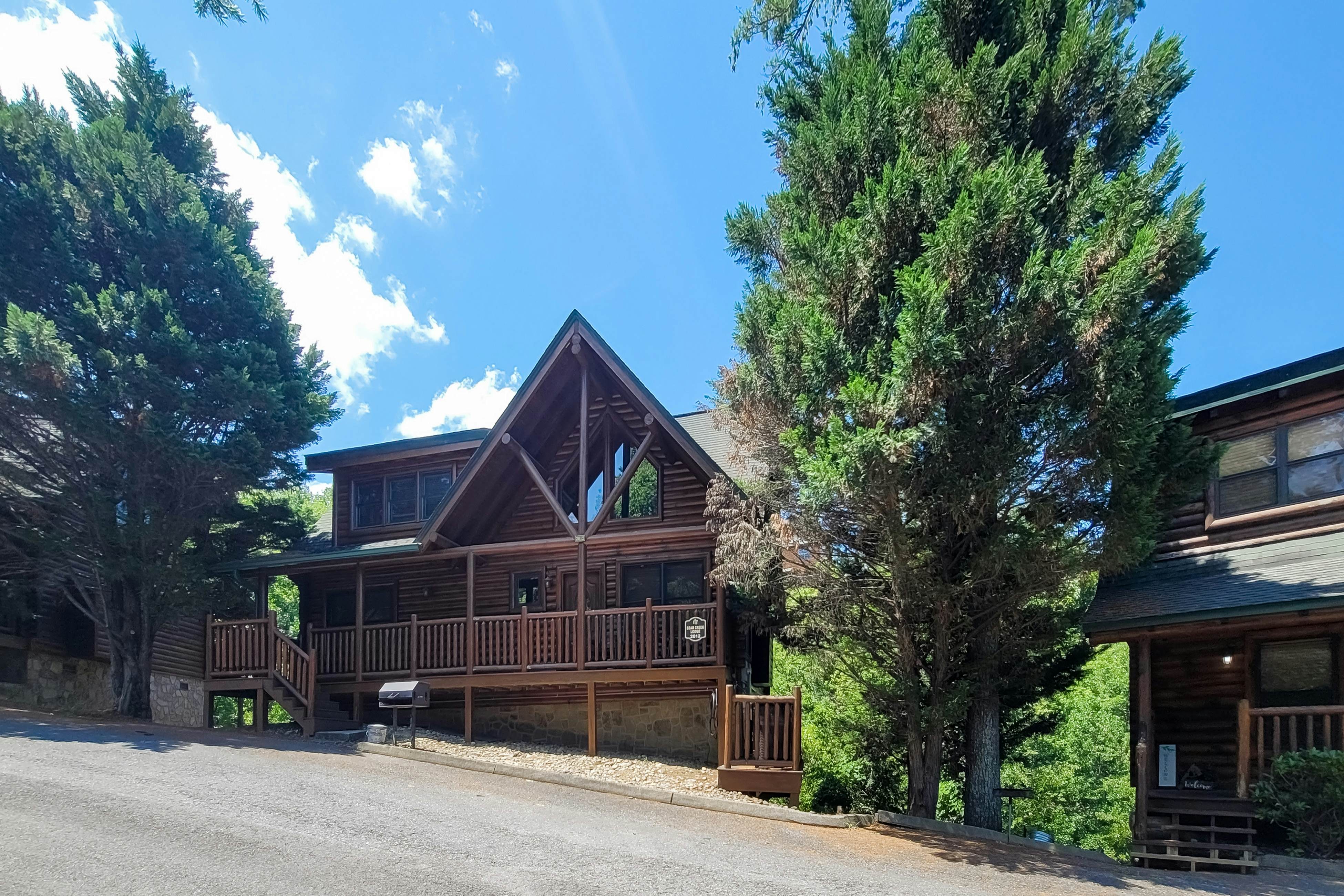 Spacious cabin w/ hot tub, game room, and fireplace-near Pigeon Forge fun