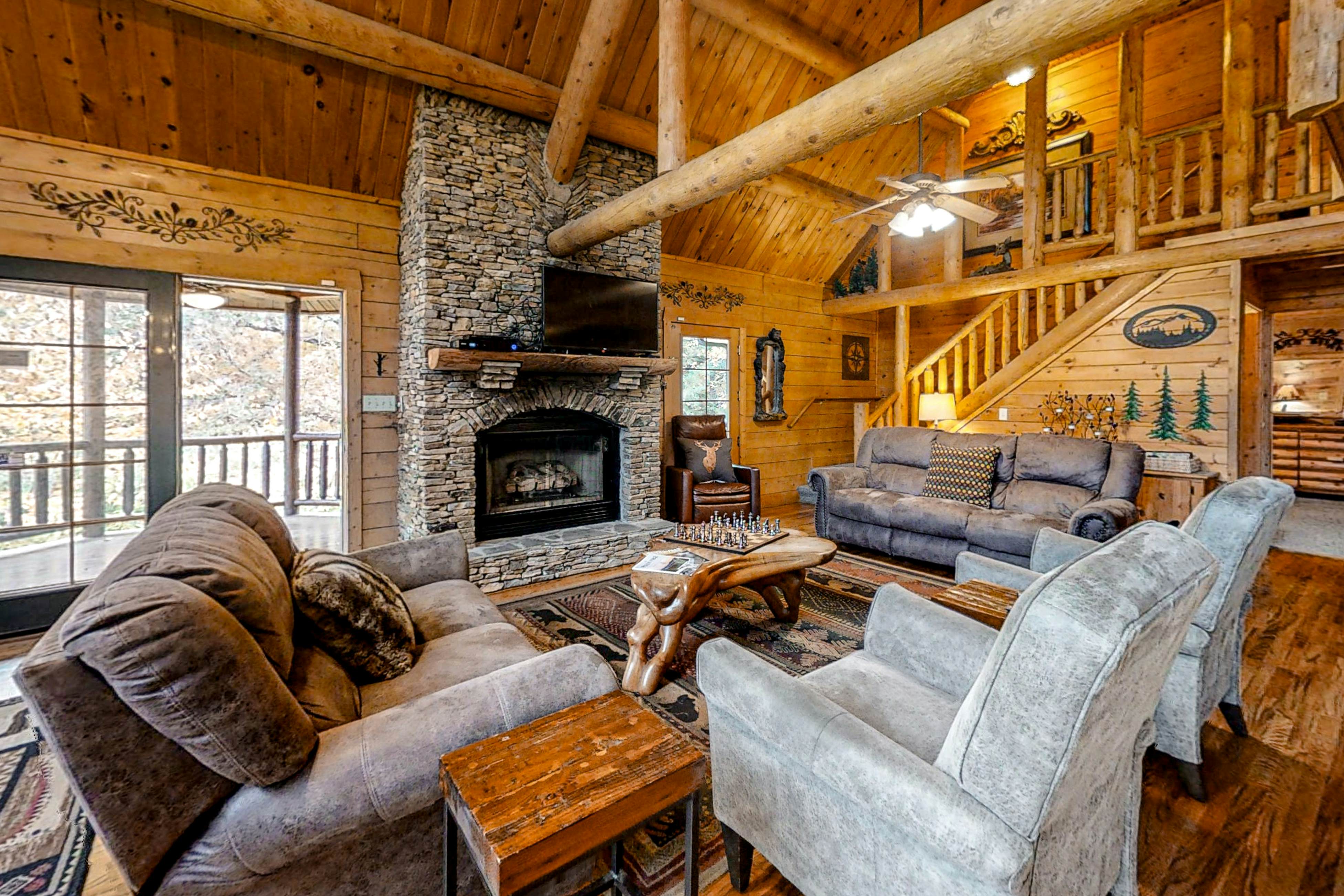 Upscale Cabin W Hot Tub, Sleeps 22・Game Room・Pool