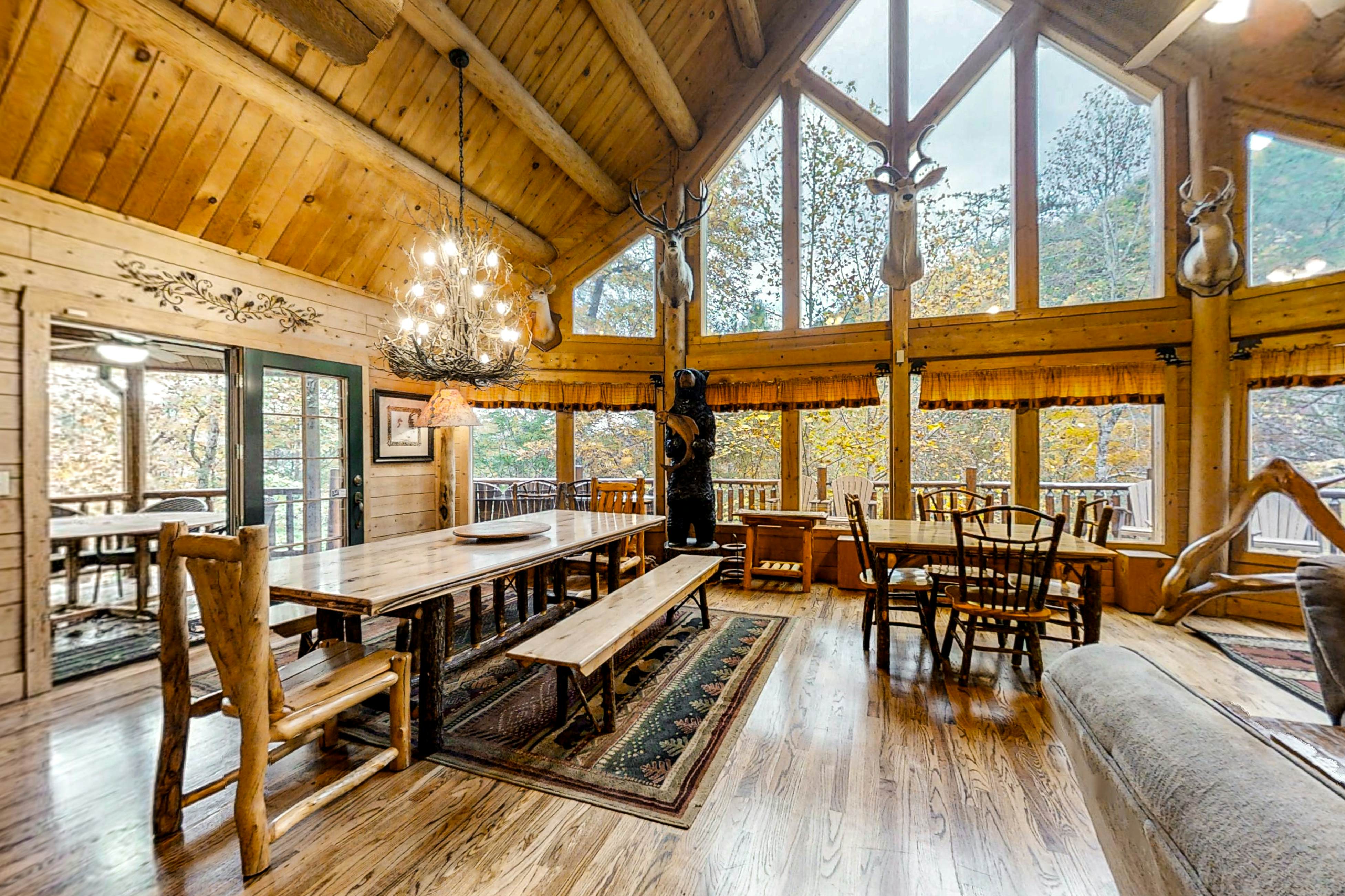 Upscale Cabin W Hot Tub, Sleeps 22・Game Room・Pool