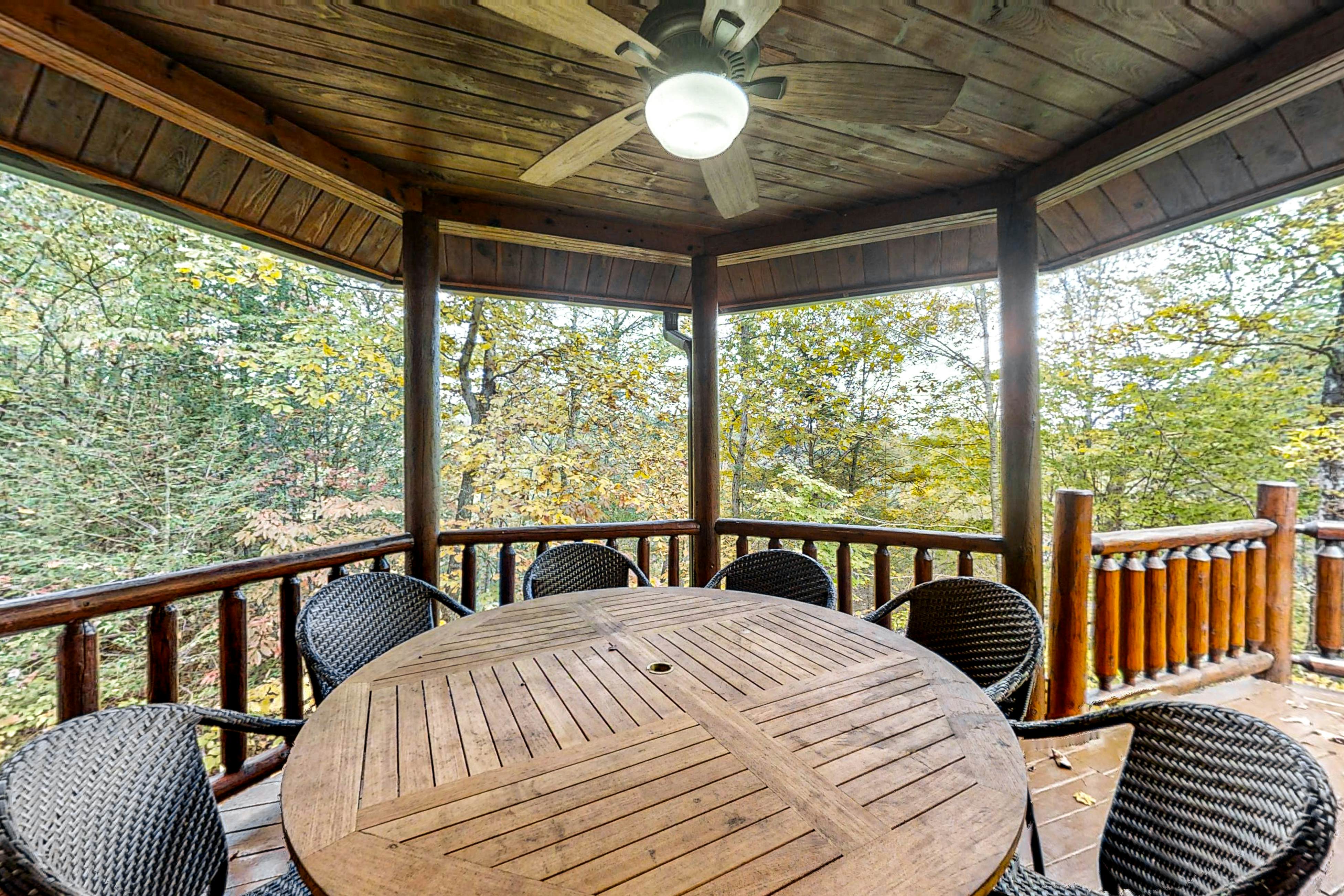 Upscale Cabin W Hot Tub, Sleeps 22・Game Room・Pool
