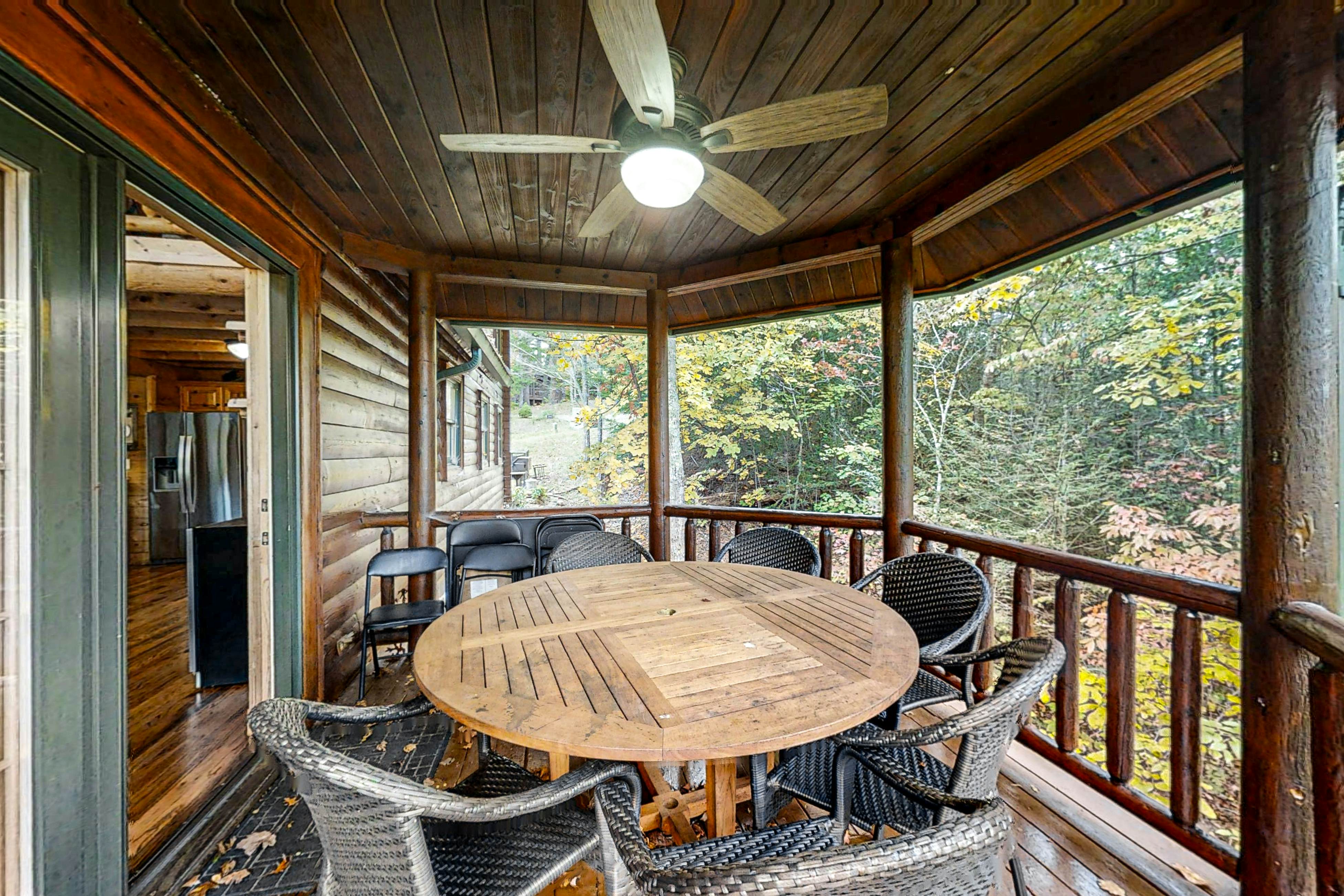 Upscale Cabin W Hot Tub, Sleeps 22・Game Room・Pool