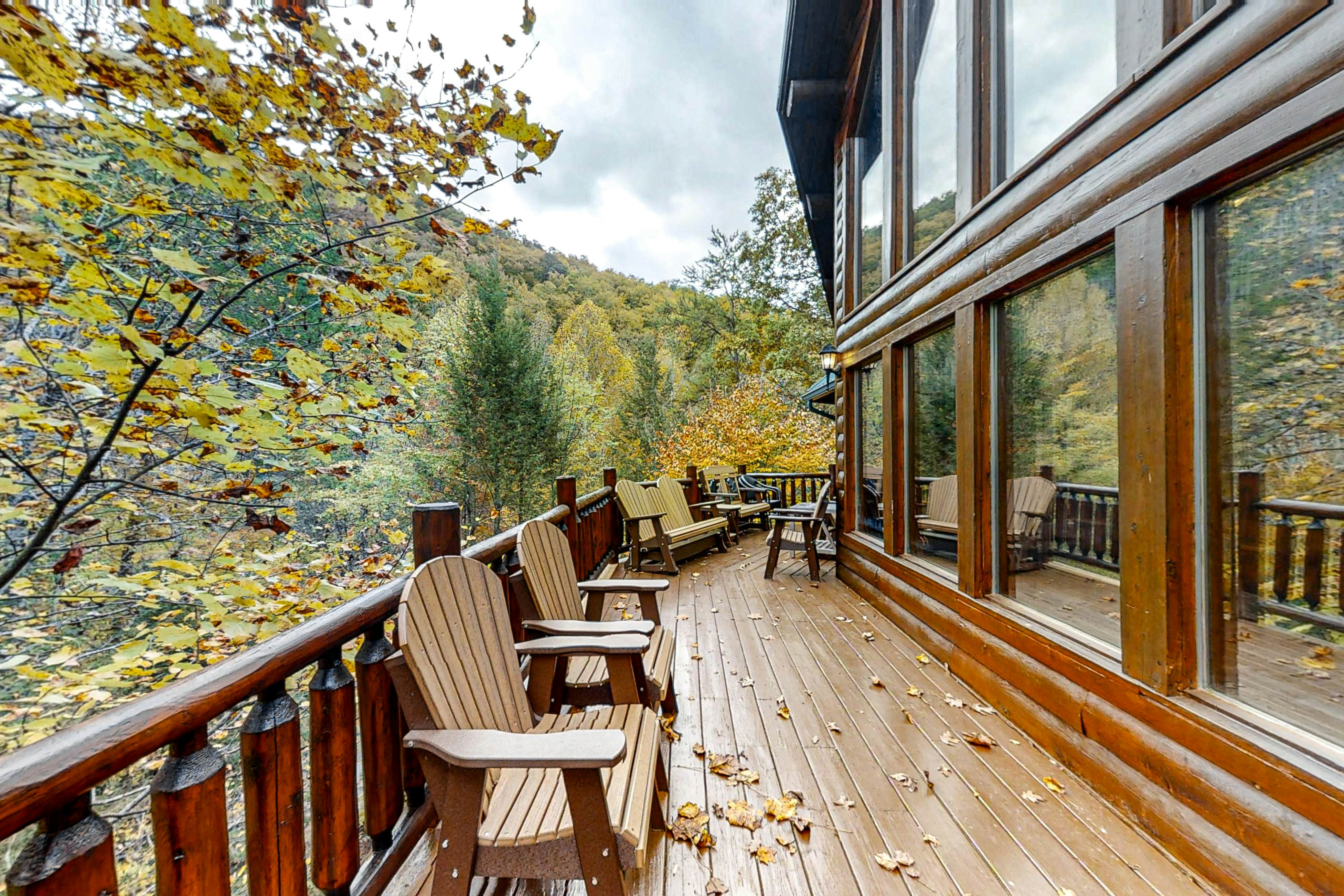 Upscale Cabin W Hot Tub, Sleeps 22・Game Room・Pool