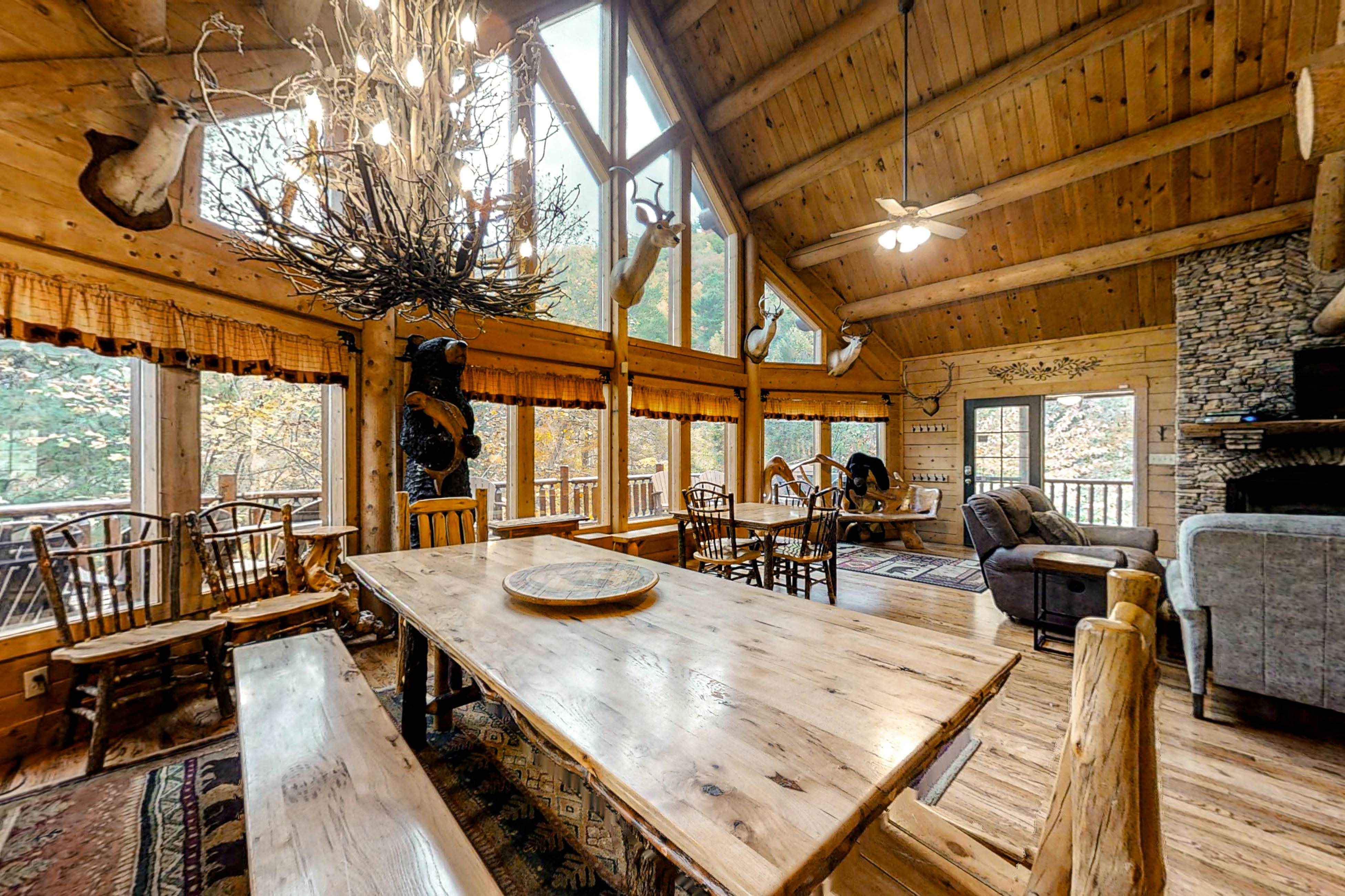 Upscale Cabin W Hot Tub, Sleeps 22・Game Room・Pool