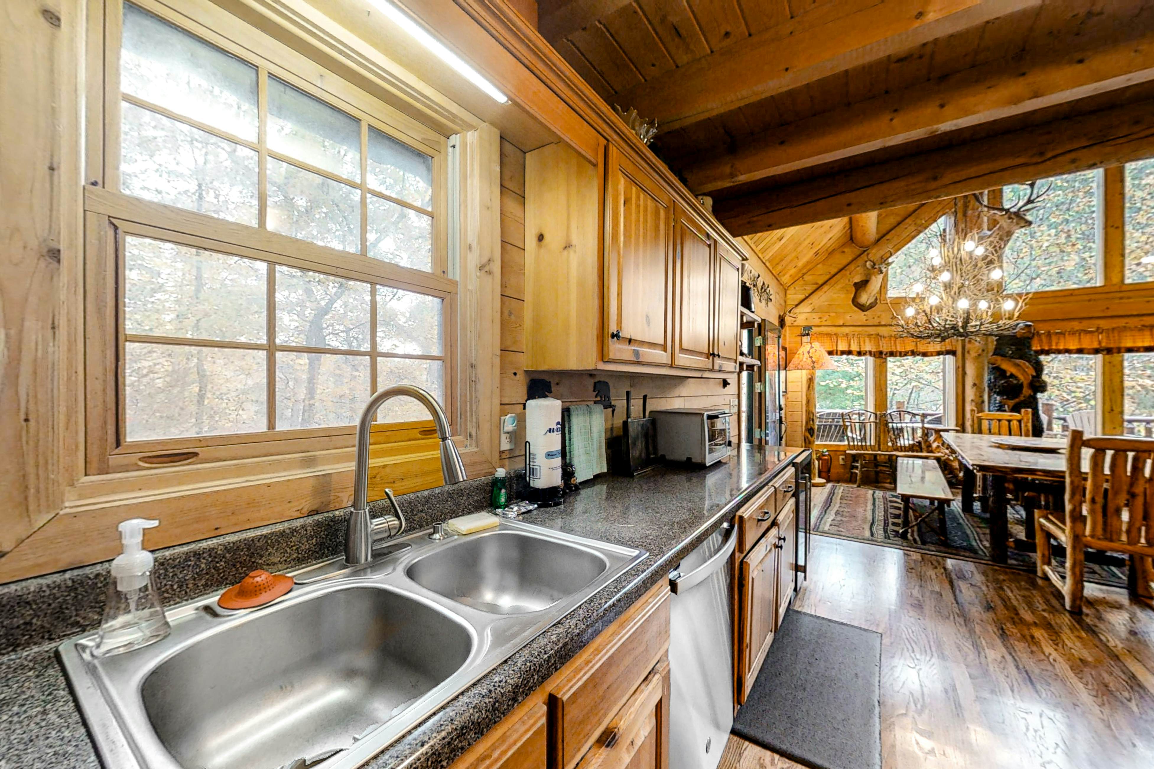 Upscale Cabin W Hot Tub, Sleeps 22・Game Room・Pool