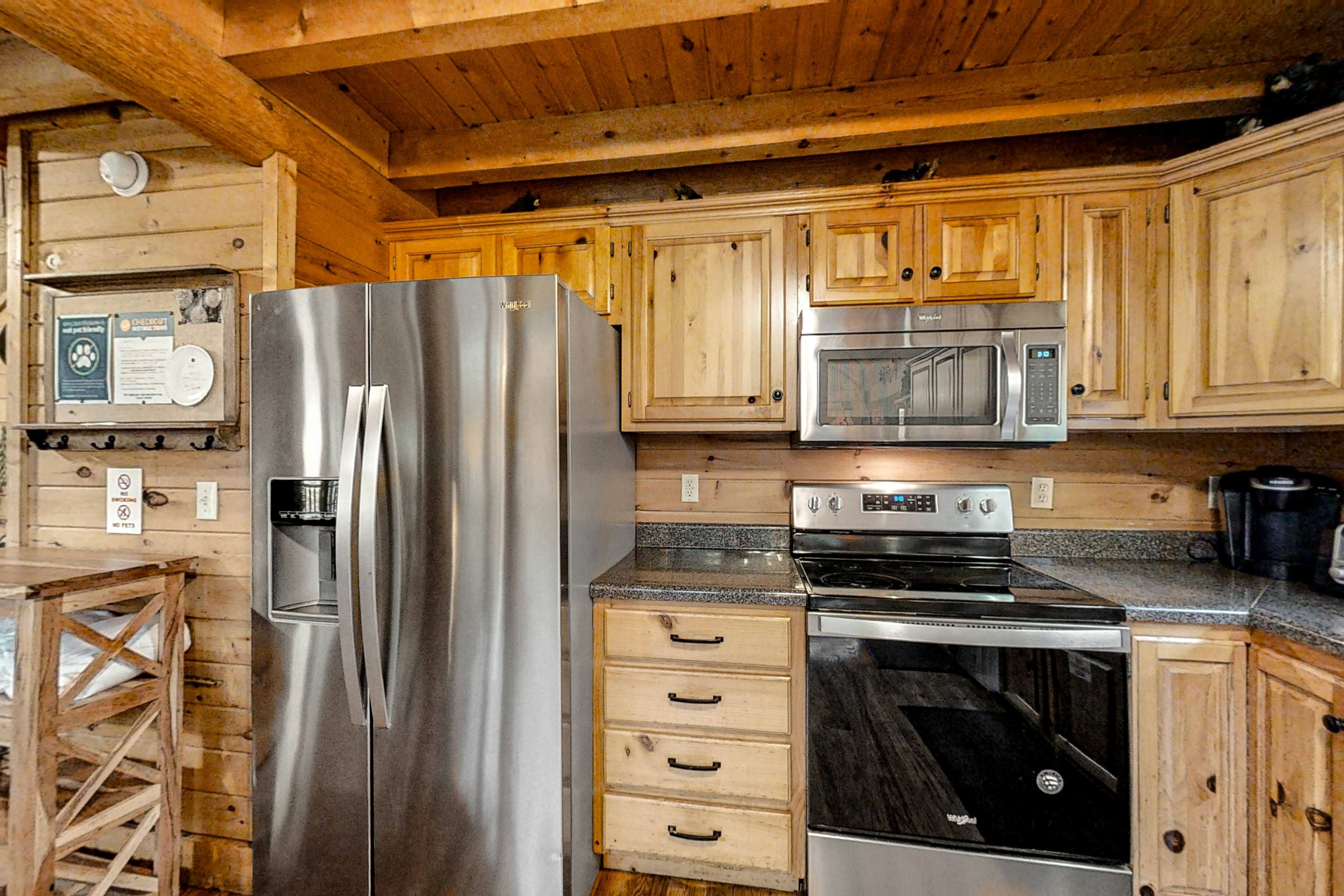 Upscale Cabin W Hot Tub, Sleeps 22・Game Room・Pool