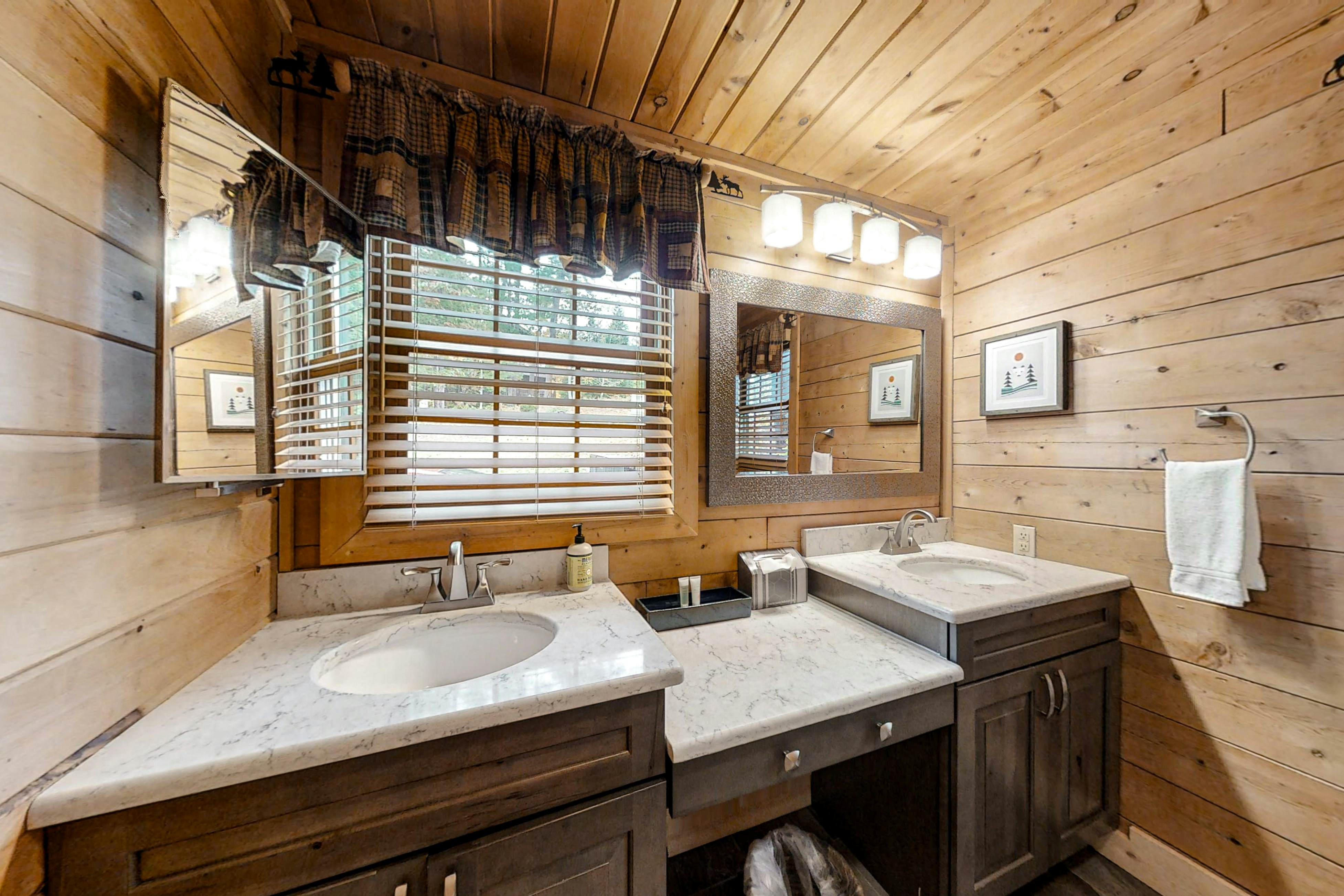 Upscale Cabin W Hot Tub, Sleeps 22・Game Room・Pool
